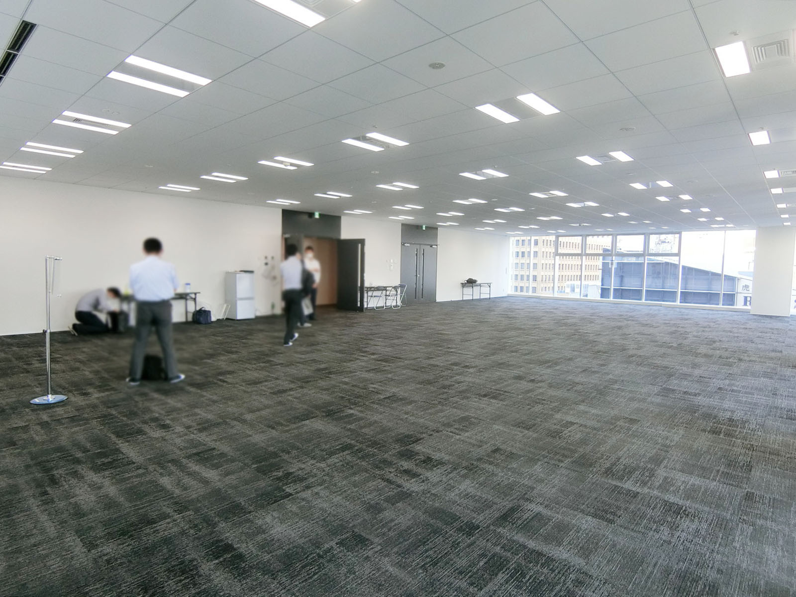 貸室奥側から見た室内