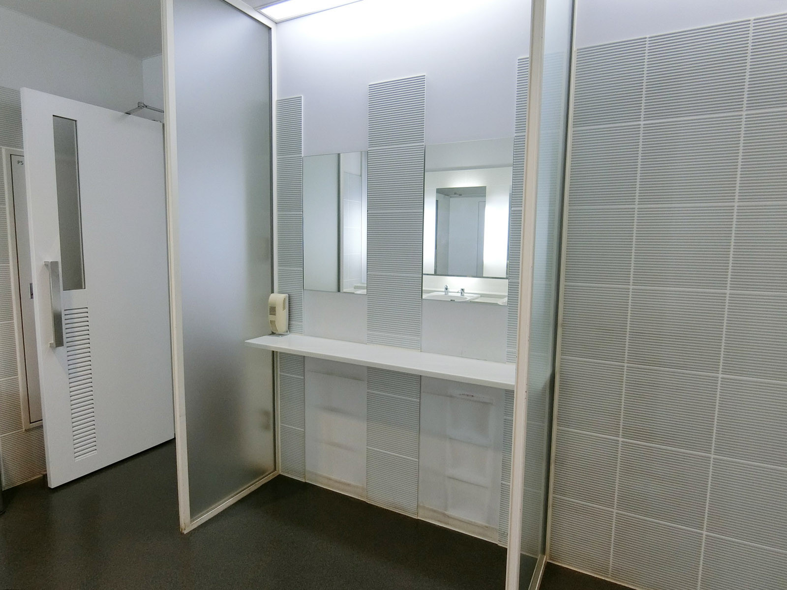 女性用トイレのパウダースペース