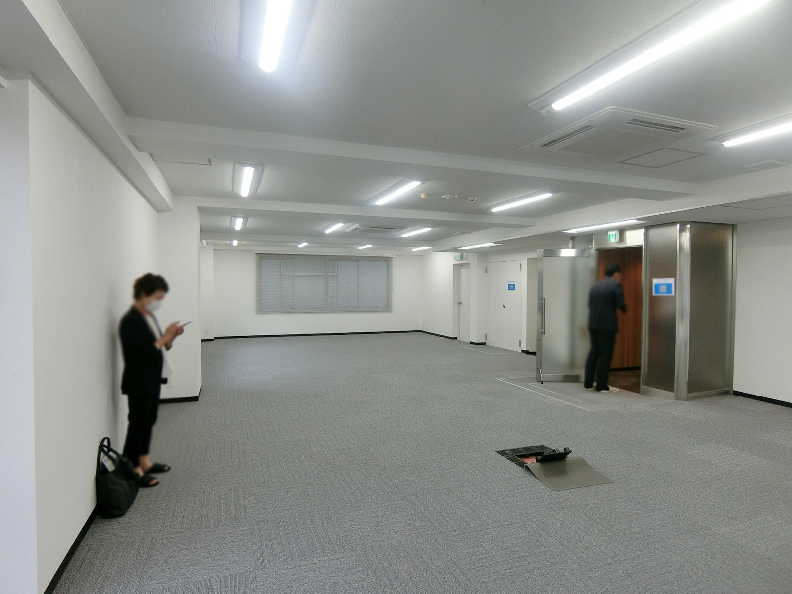 貸室奥側から見た室内