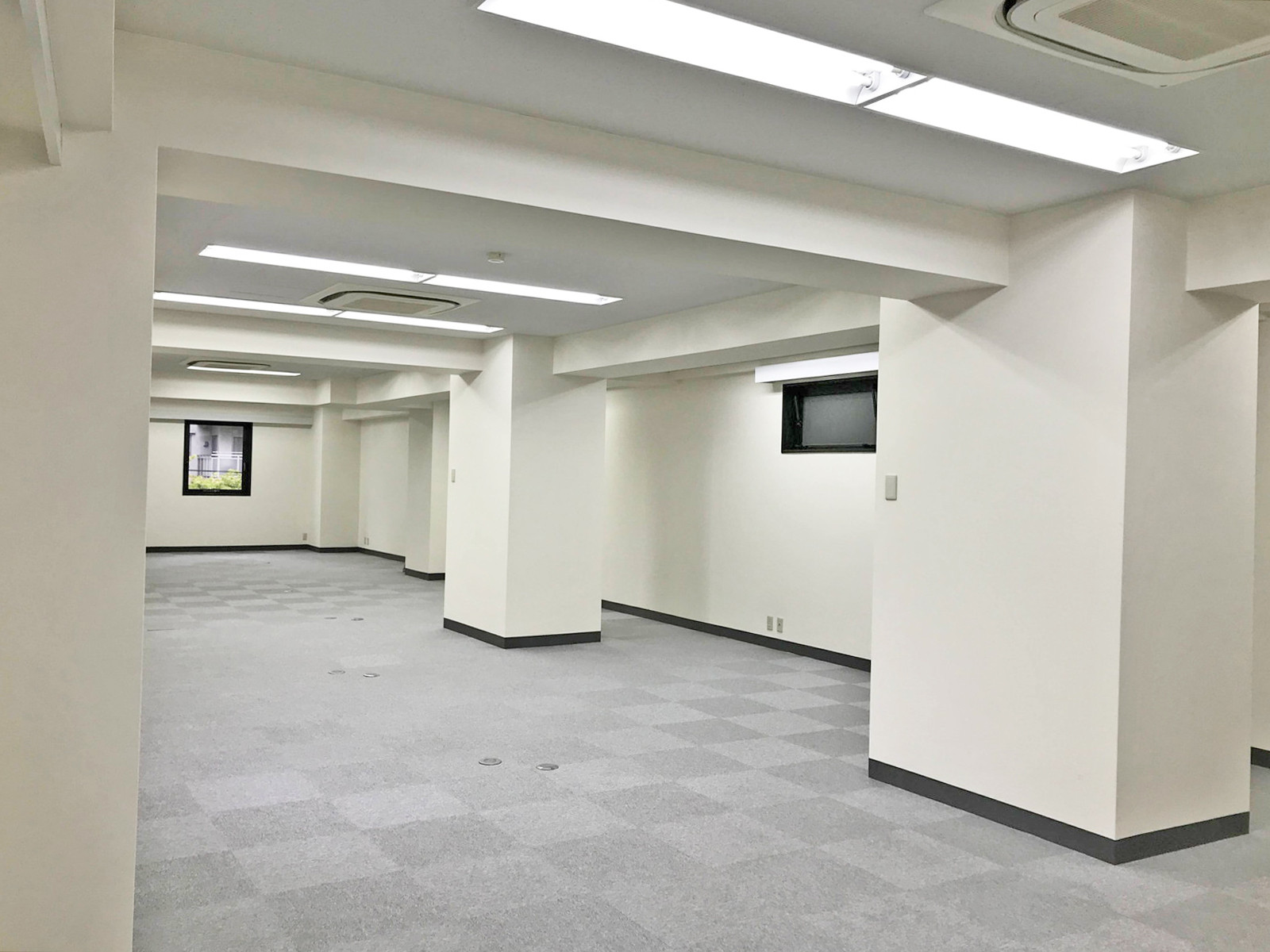 貸室奥側から見た室内