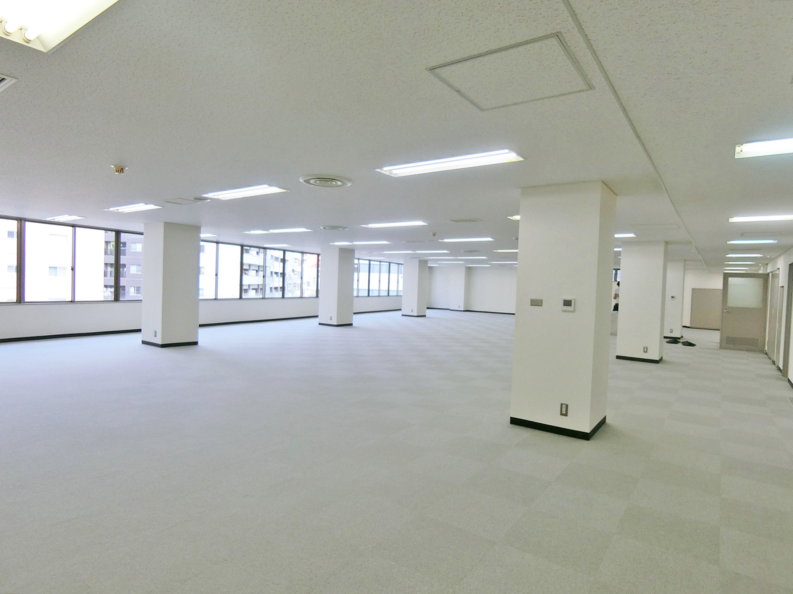 貸室奥側から見た室内