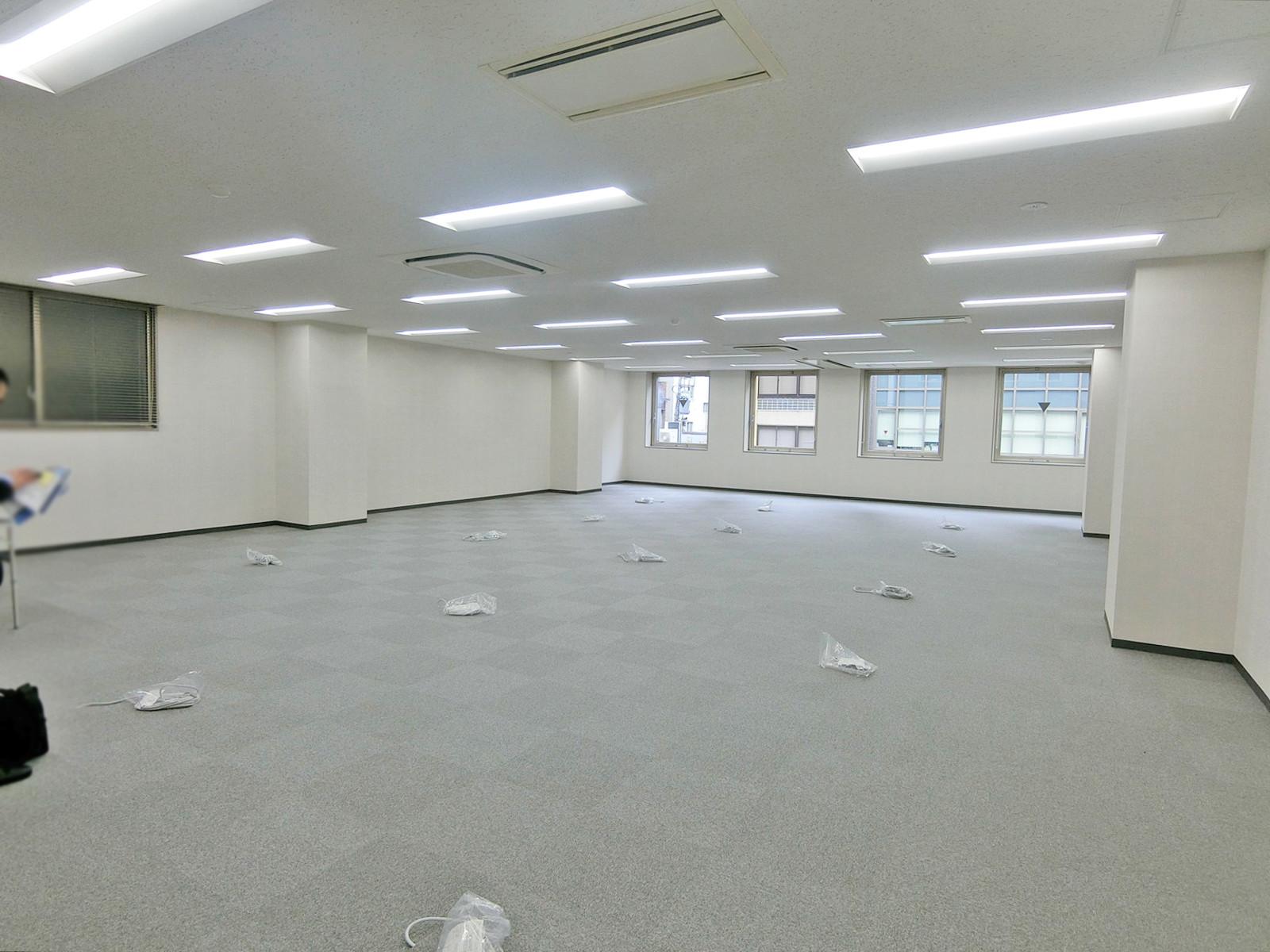 貸室奥側から見た室内