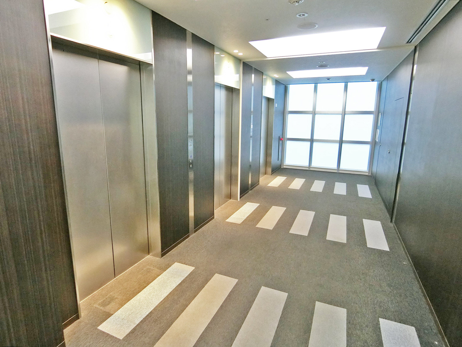 エレベーター（3基）