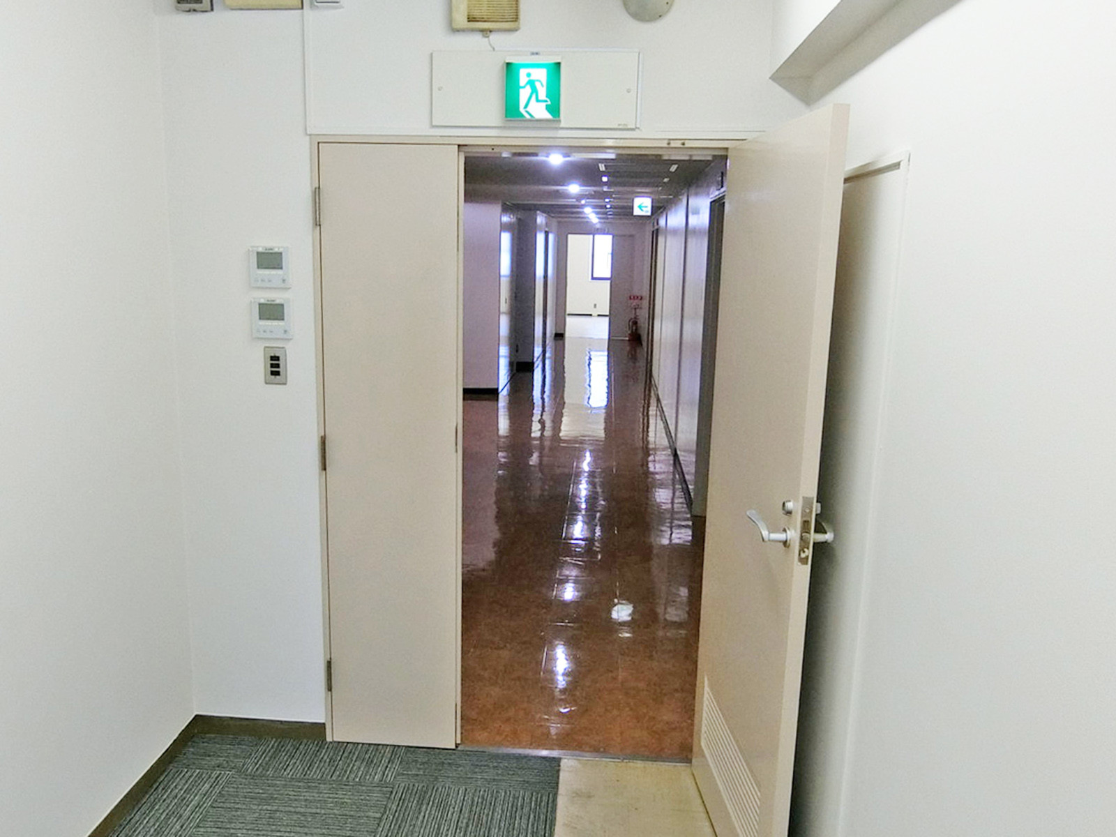 貸室出入口