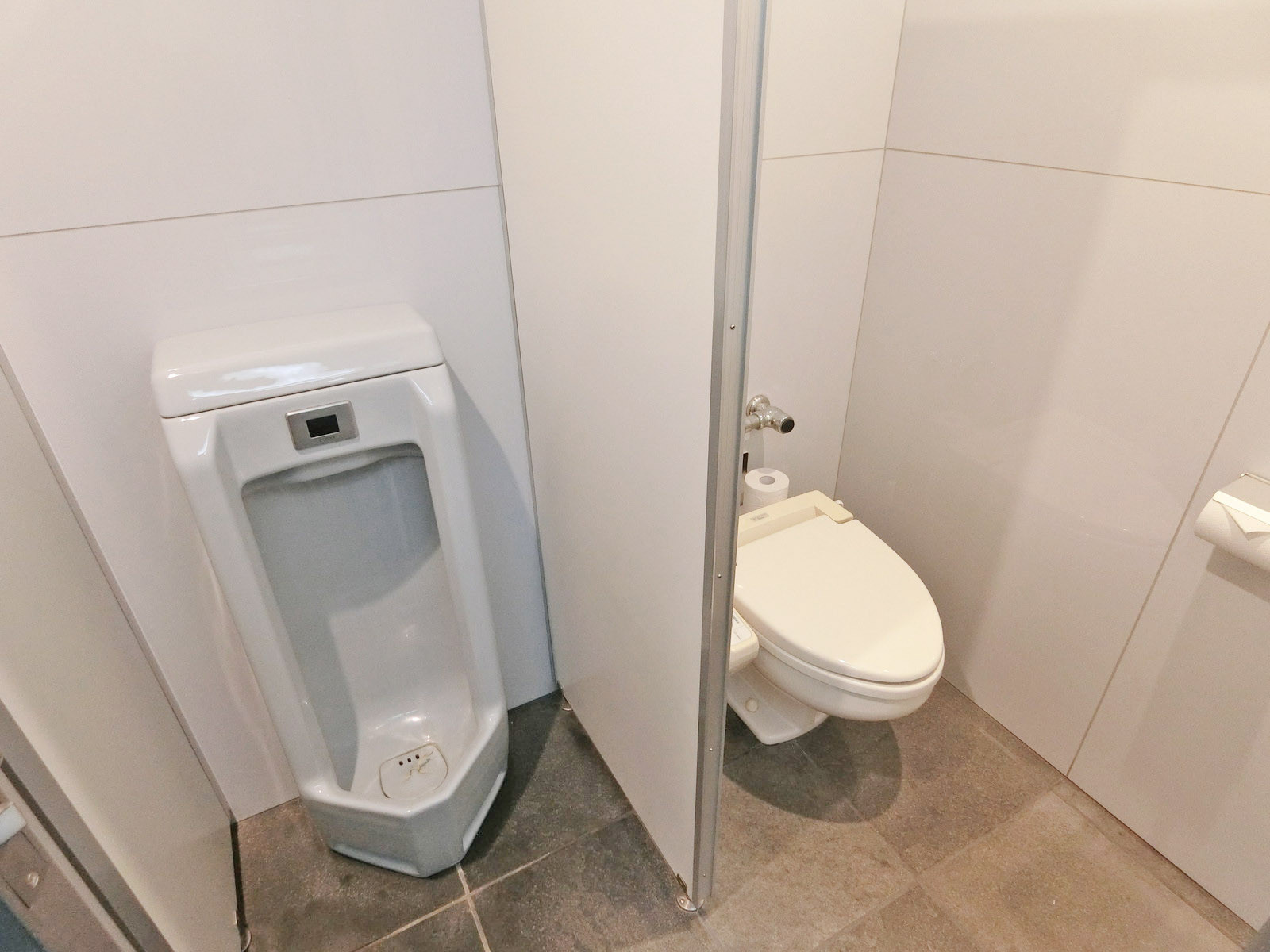 男性用トイレ