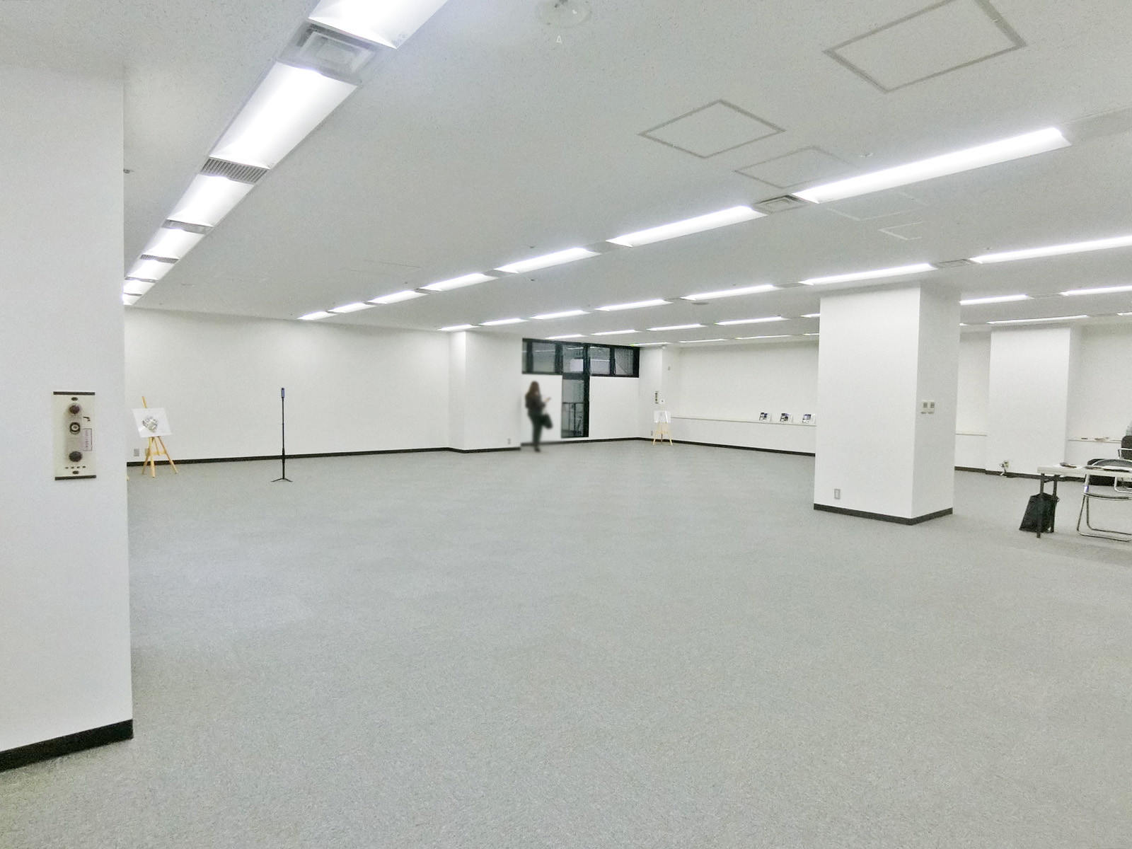 貸室奥側から見た室内