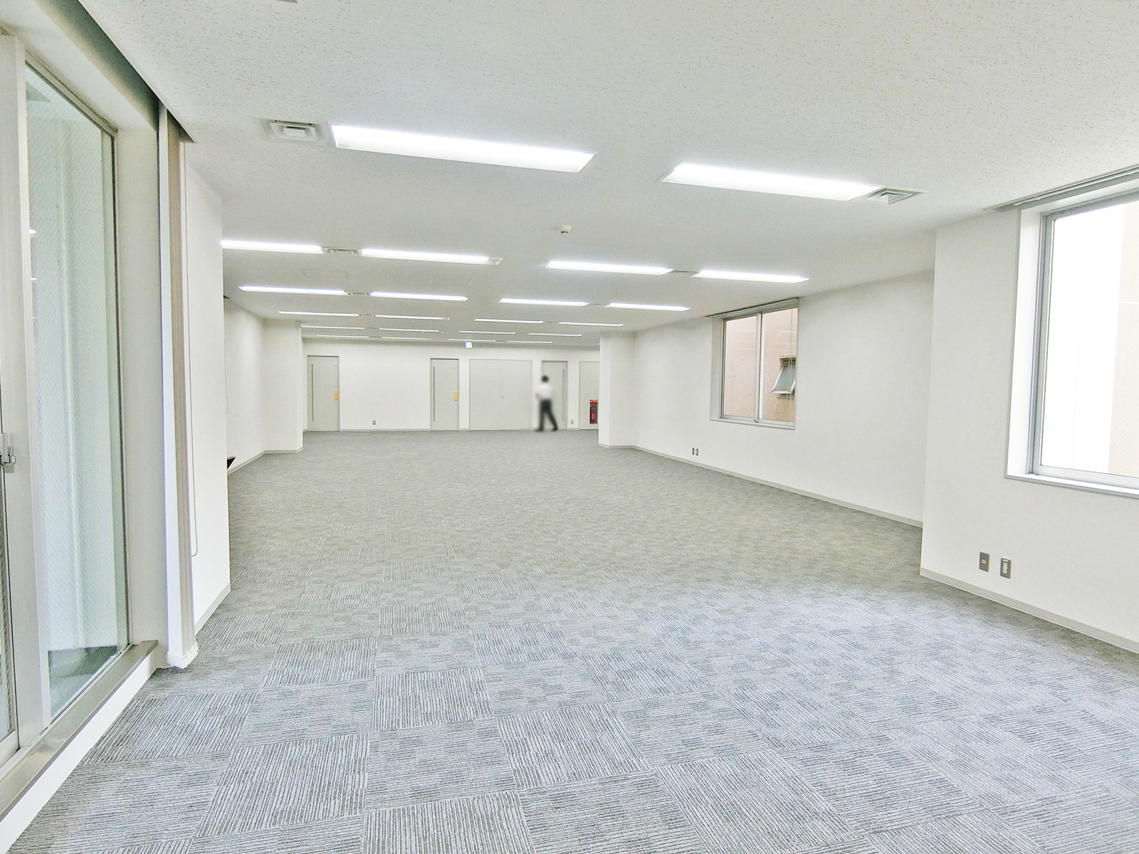 貸室奥側から見た室内
