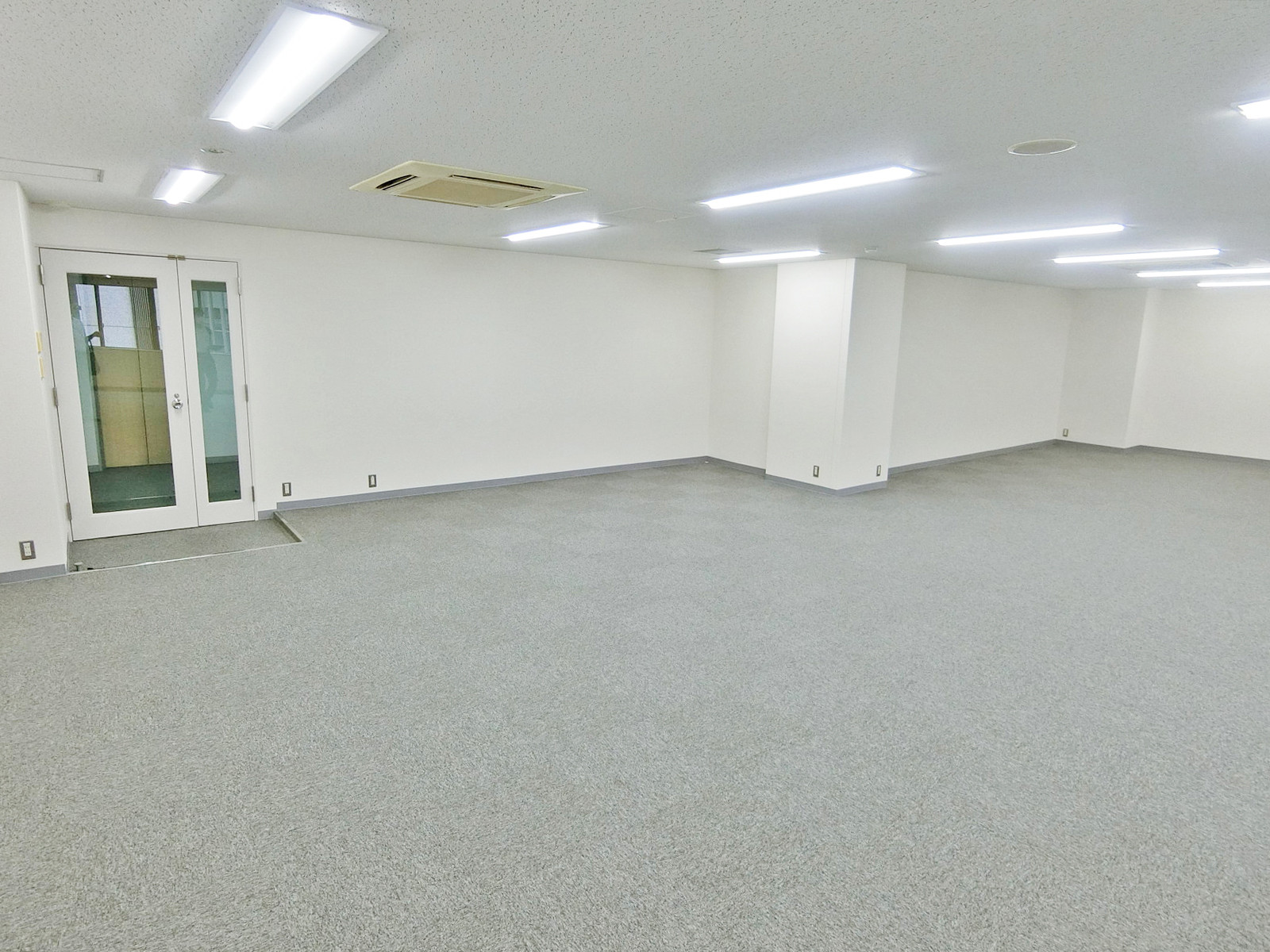 貸室奥側から見た室内