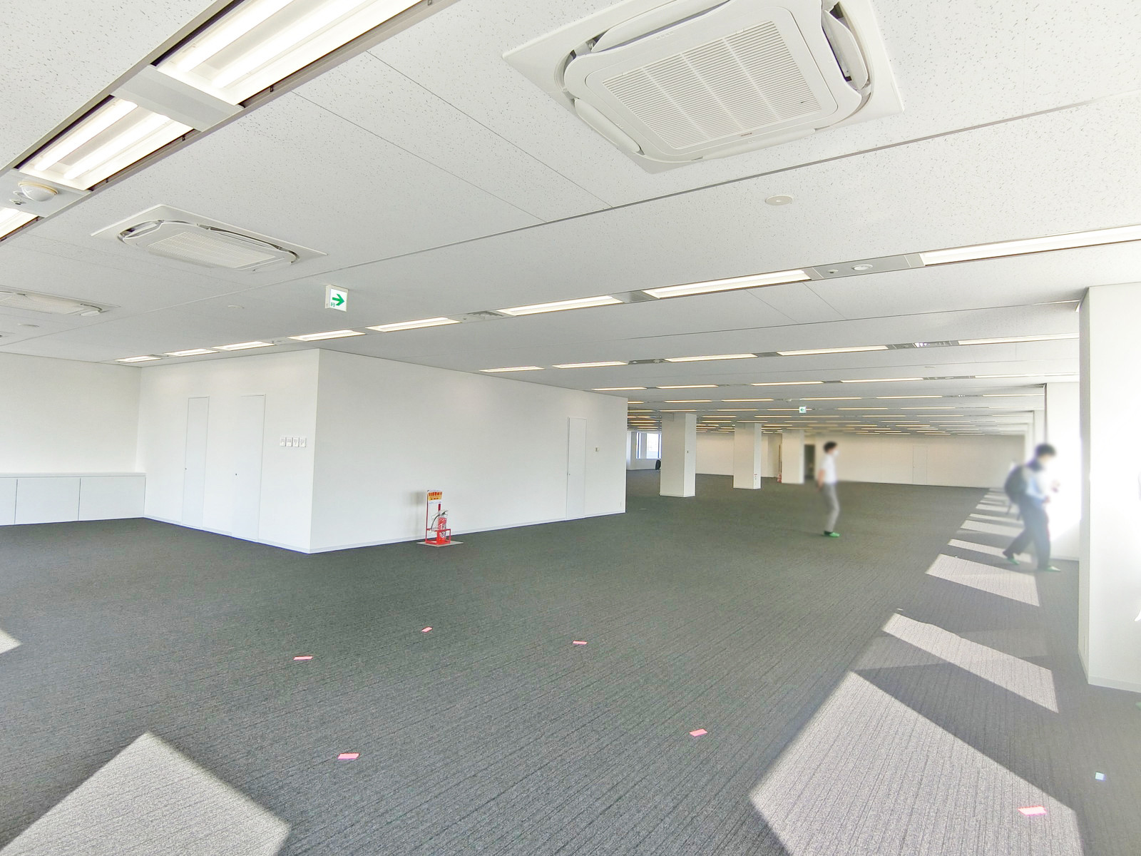 貸室奥側から見た室内