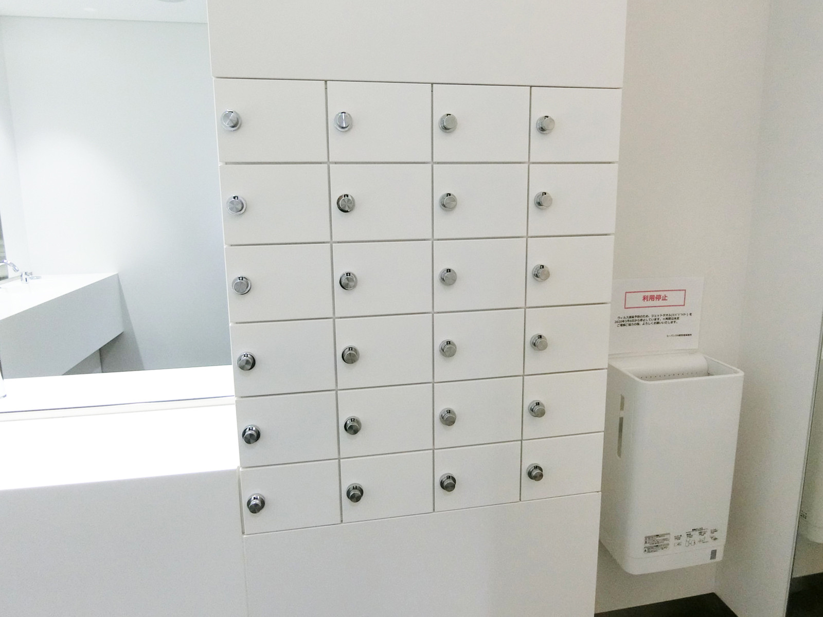 女性用トイレ内の小物入れ