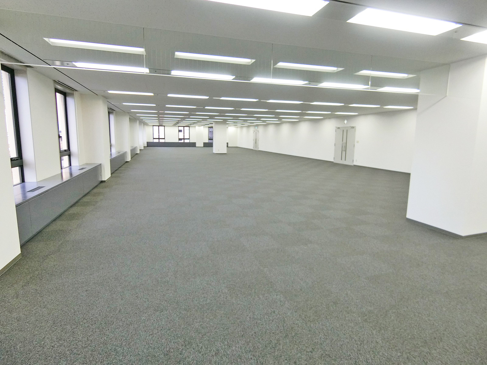 貸室奥側から見た室内
