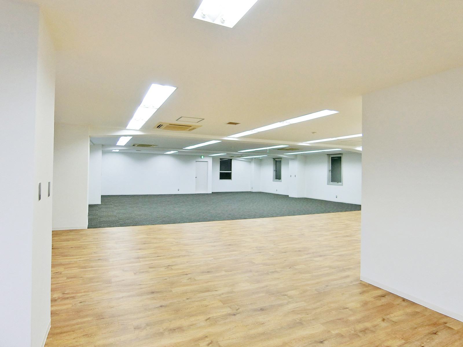 貸室奥側から見た室内