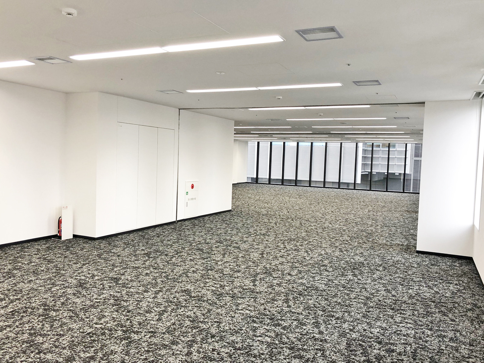 貸室奥側から見た室内