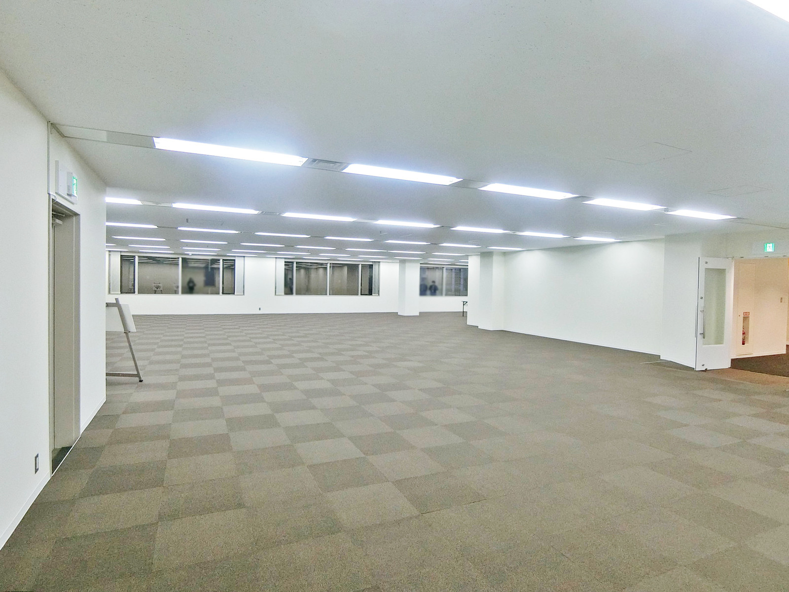 貸室奥側から見た室内