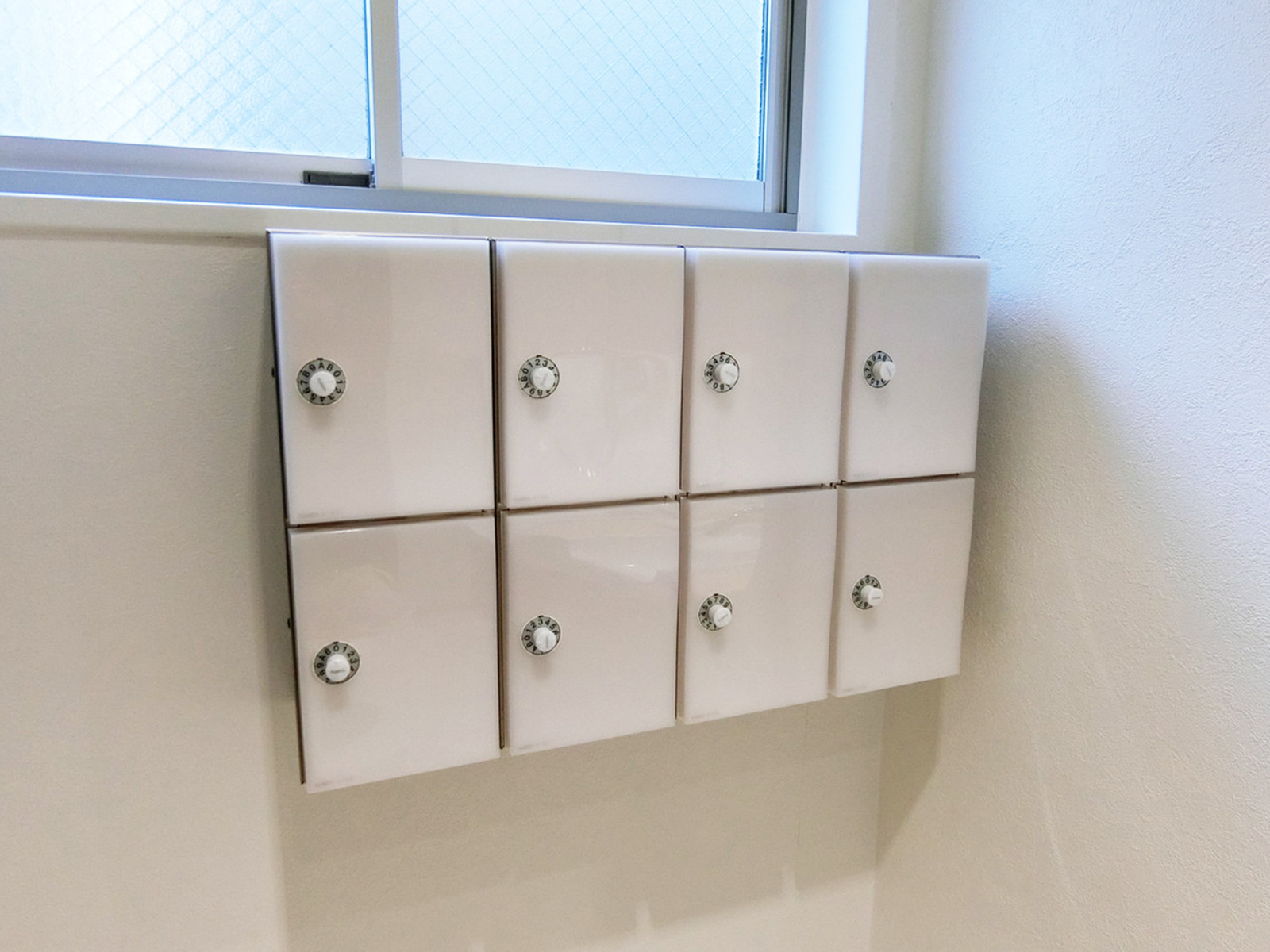 女性用トイレ内の小物入れ
