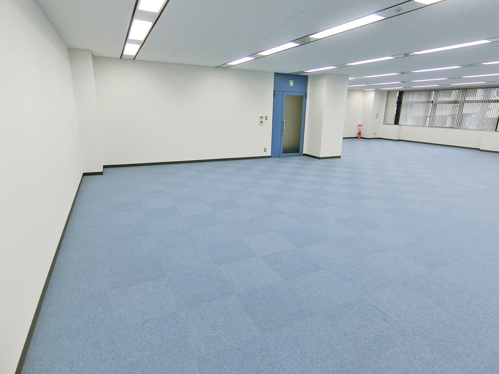 貸室奥側から見た室内