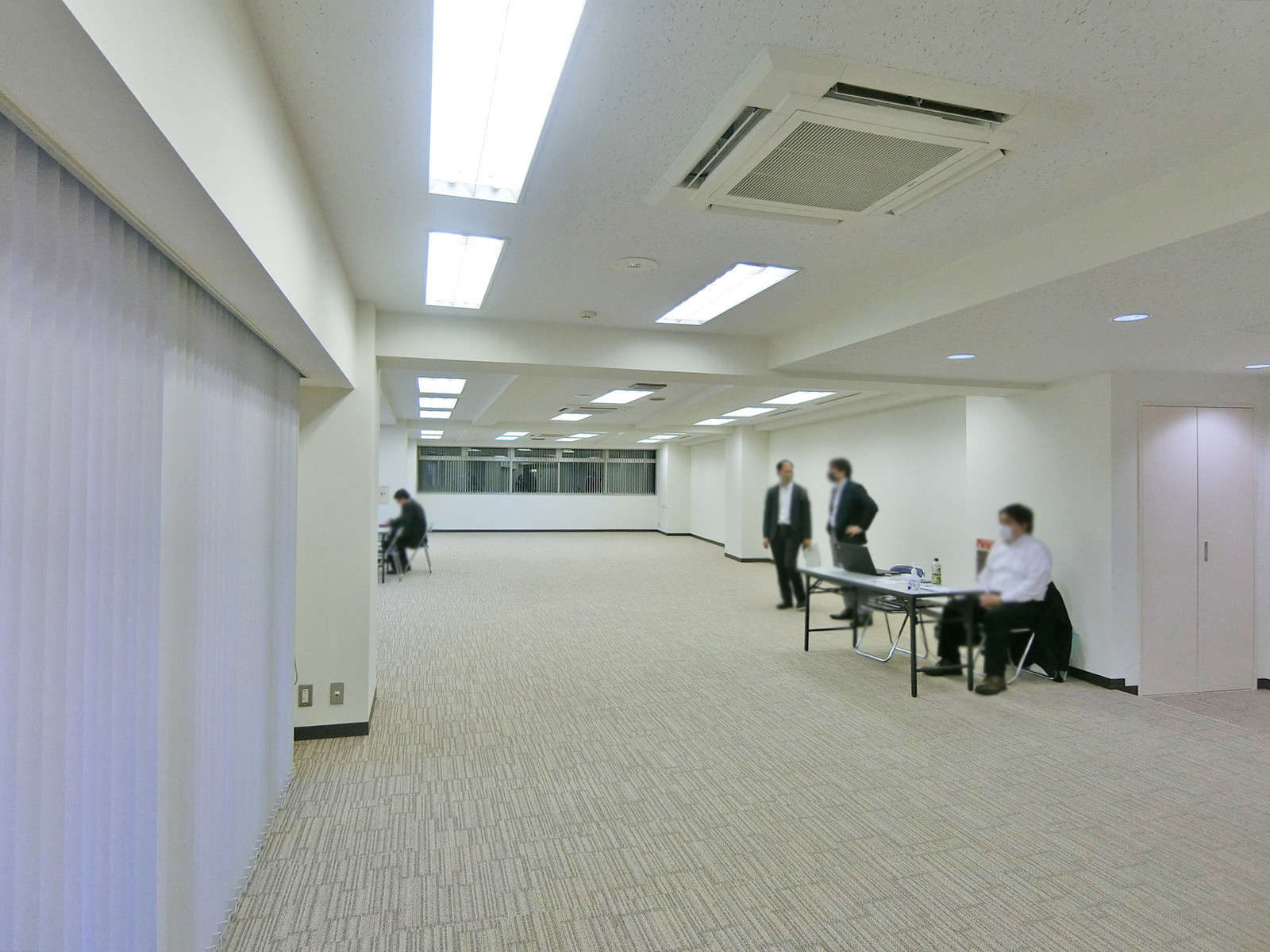 貸室奥側から見た室内