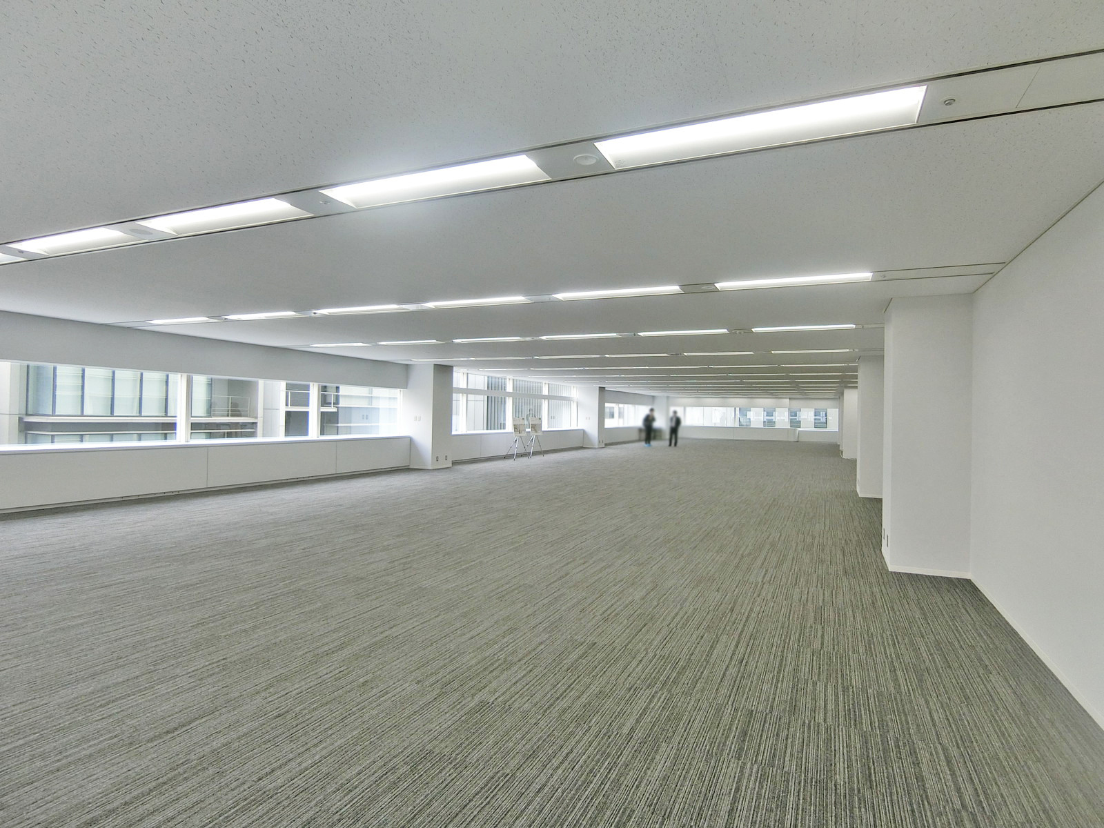 貸室奥側から見た室内