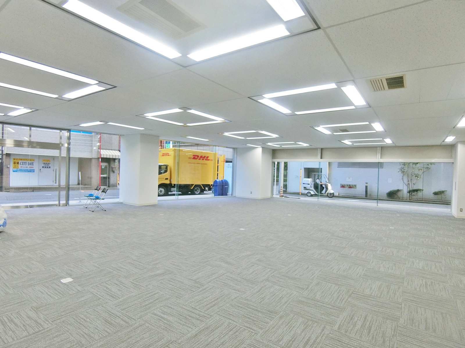 貸室奥側から見た室内