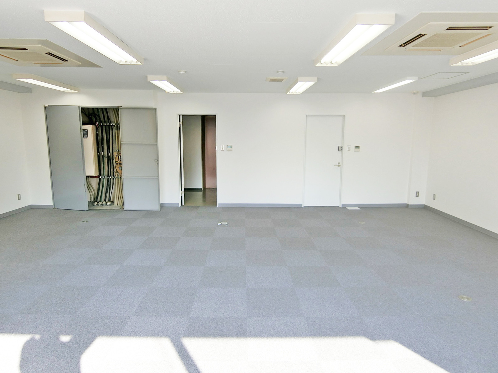 貸室奥側から見た室内