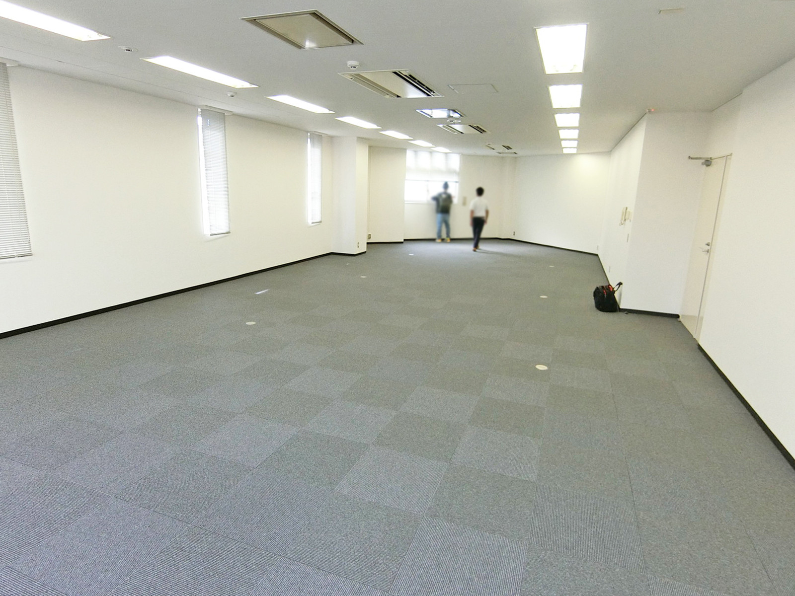 貸室奥側から見た室内