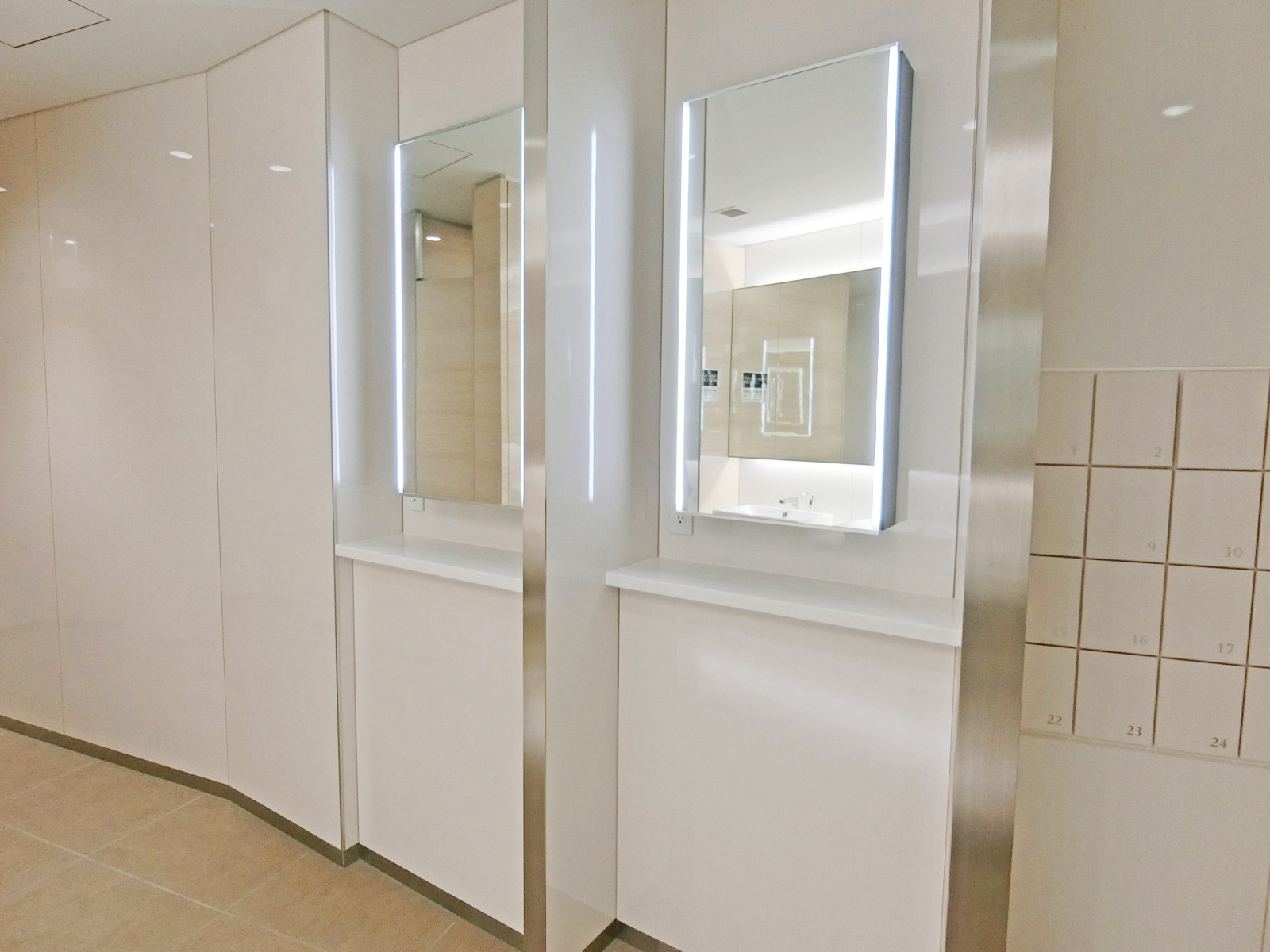 女性用トイレのパウダースペース