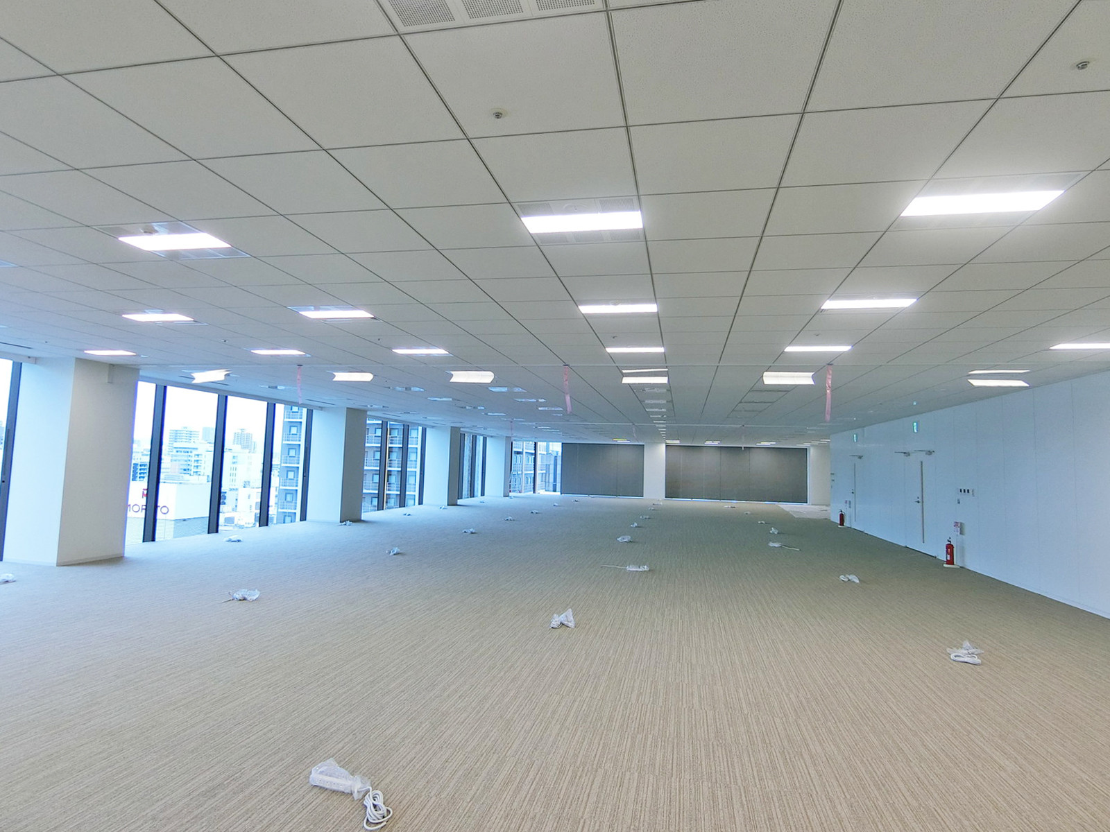 貸室奥側から見た室内