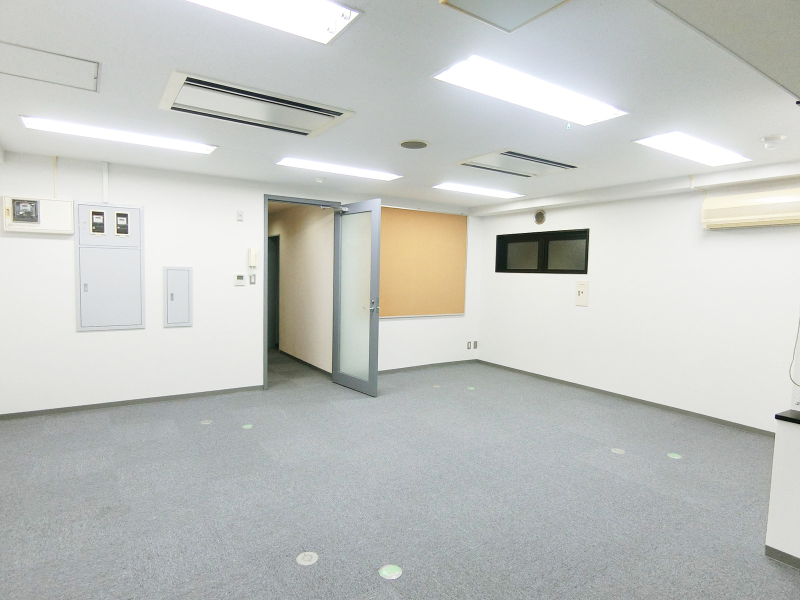 共用部を挟んで2フロアあり