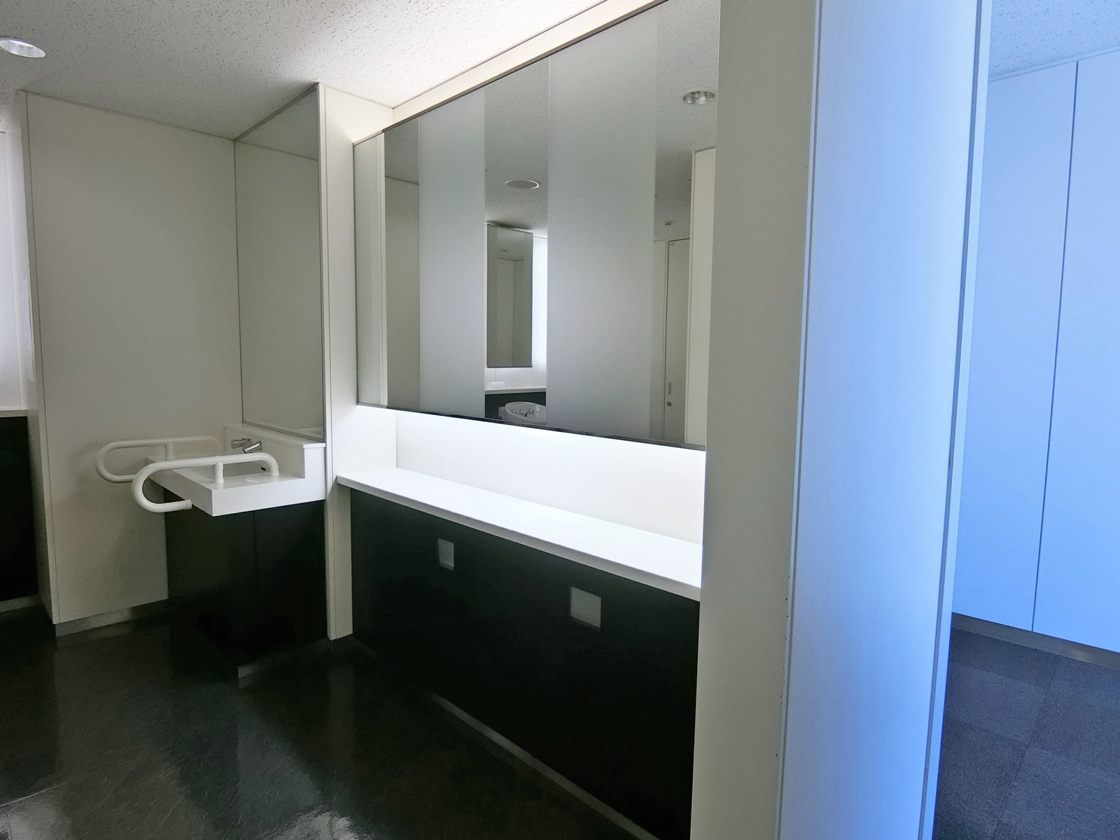 女子用トイレのパウダースペース