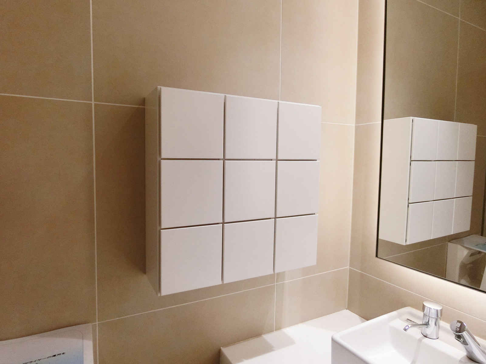 女性用トイレ内の小物入れ