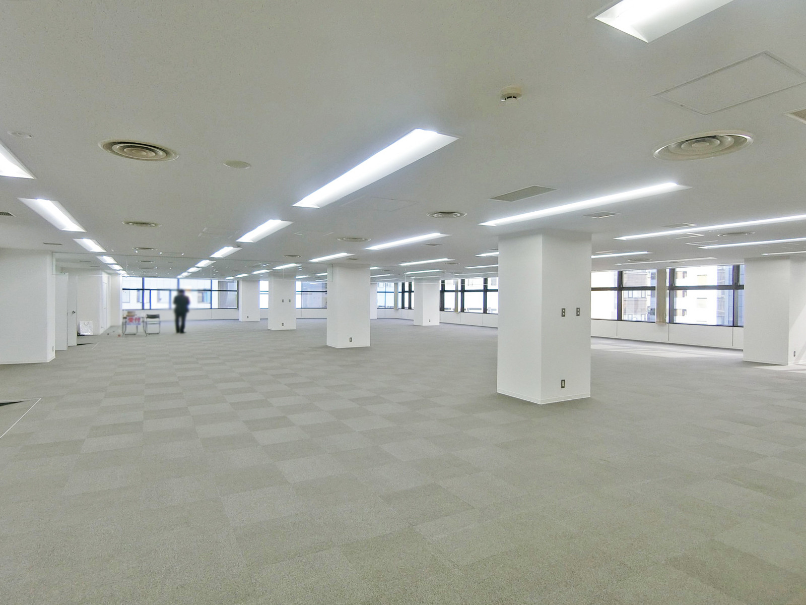 貸室奥側から見た室内