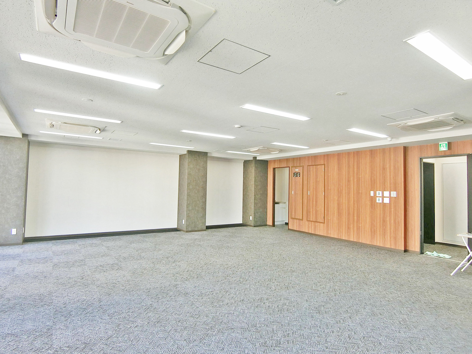 貸室奥側から見た室内