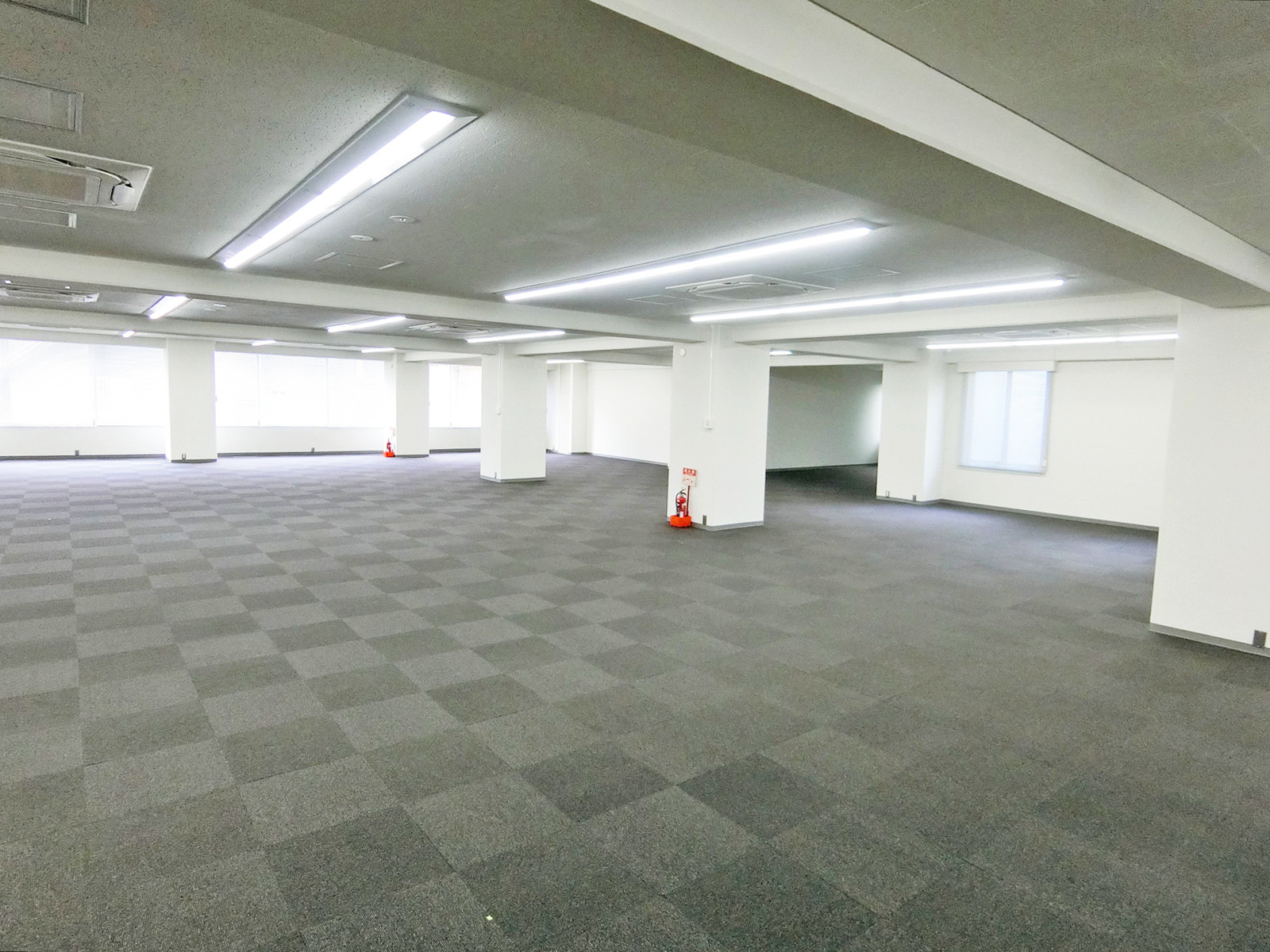 貸室奥側から見た室内