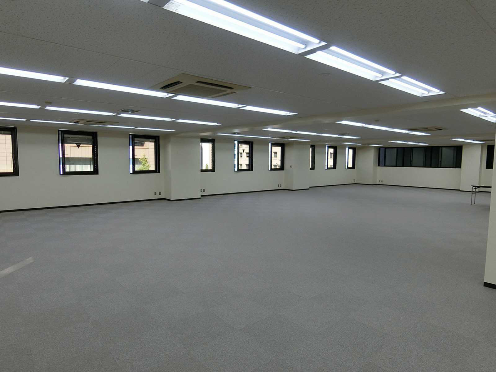 窓側室内の様子