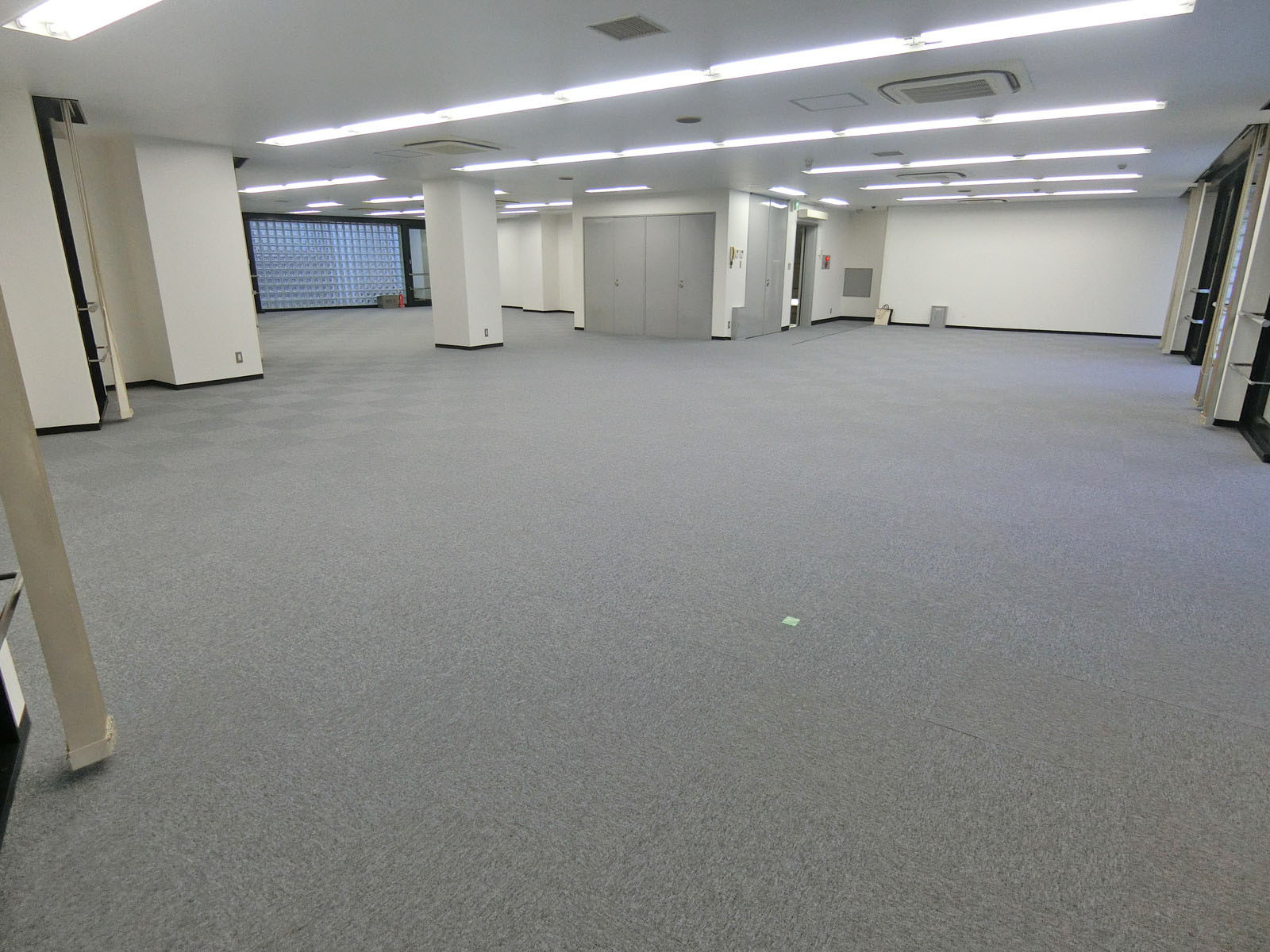 奥行きのある室内