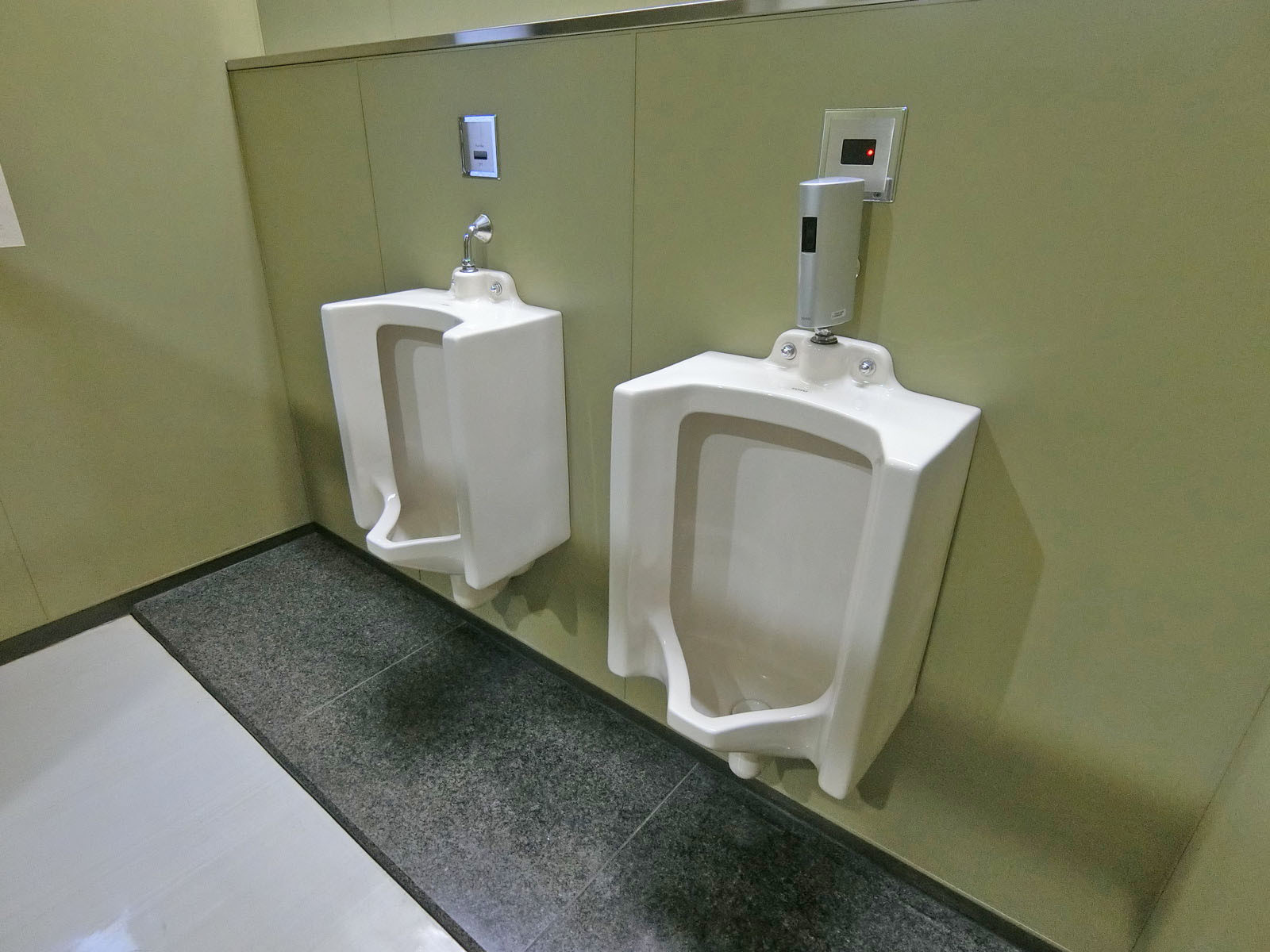 男性用トイレ