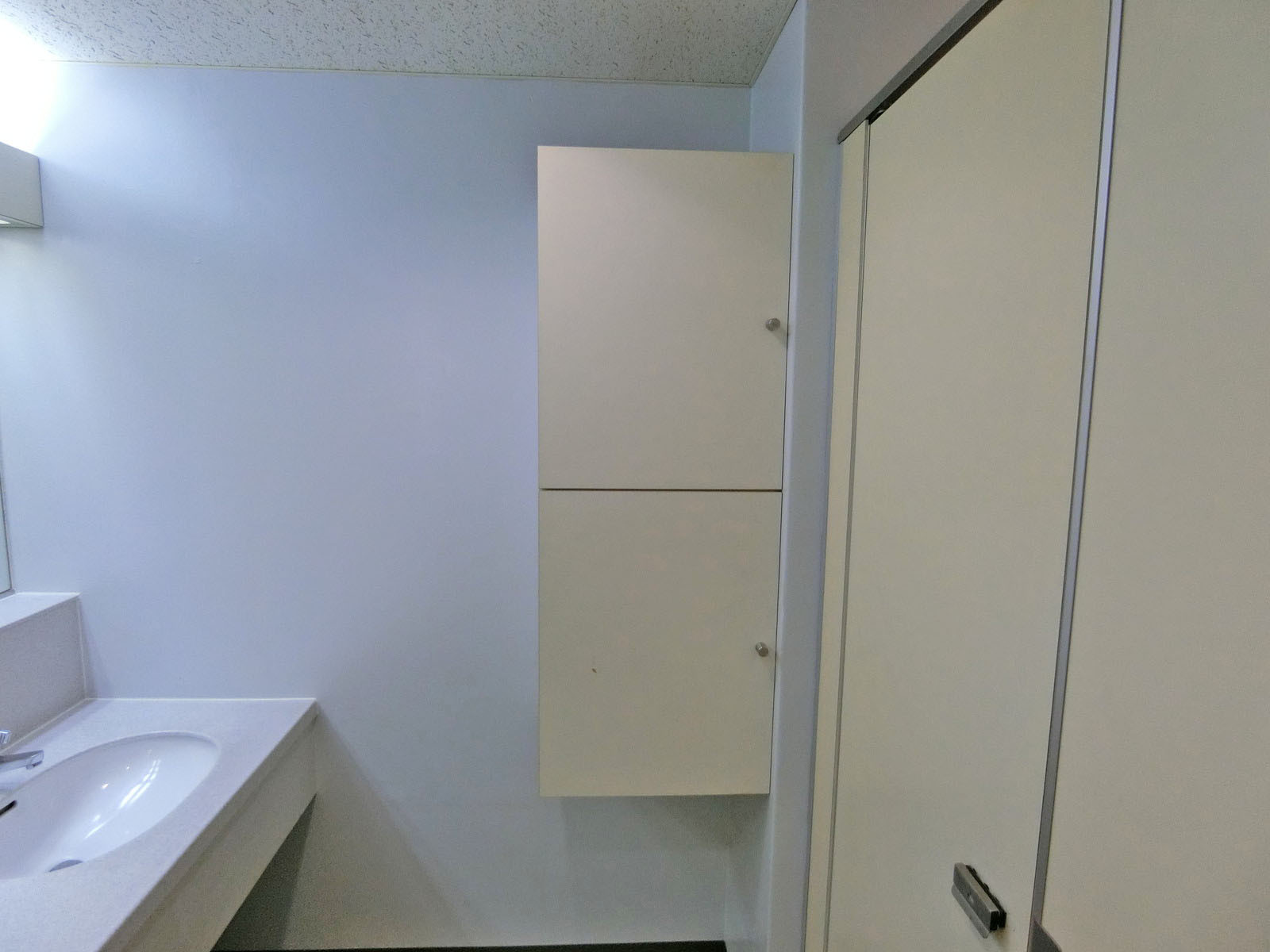トイレ備え付け戸棚