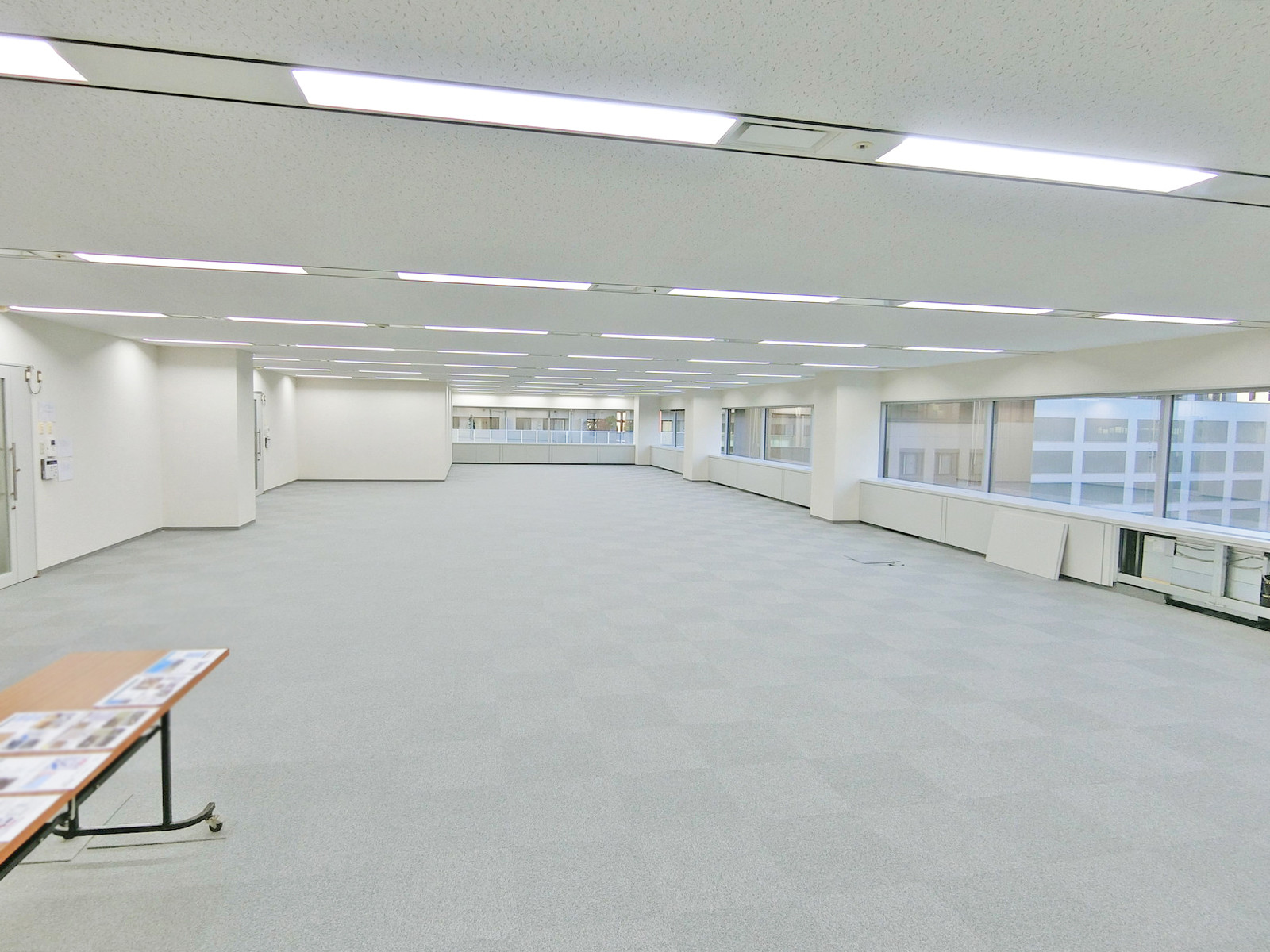 貸室奥側から見た室内