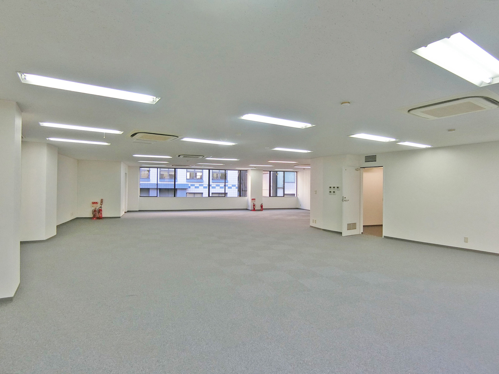 奥側から見た室内