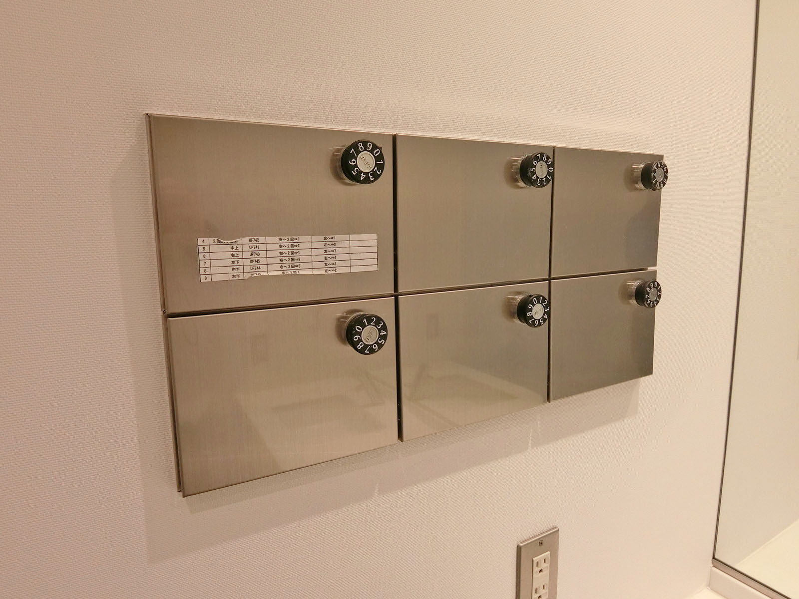 女性用トイレ専用小物入れ