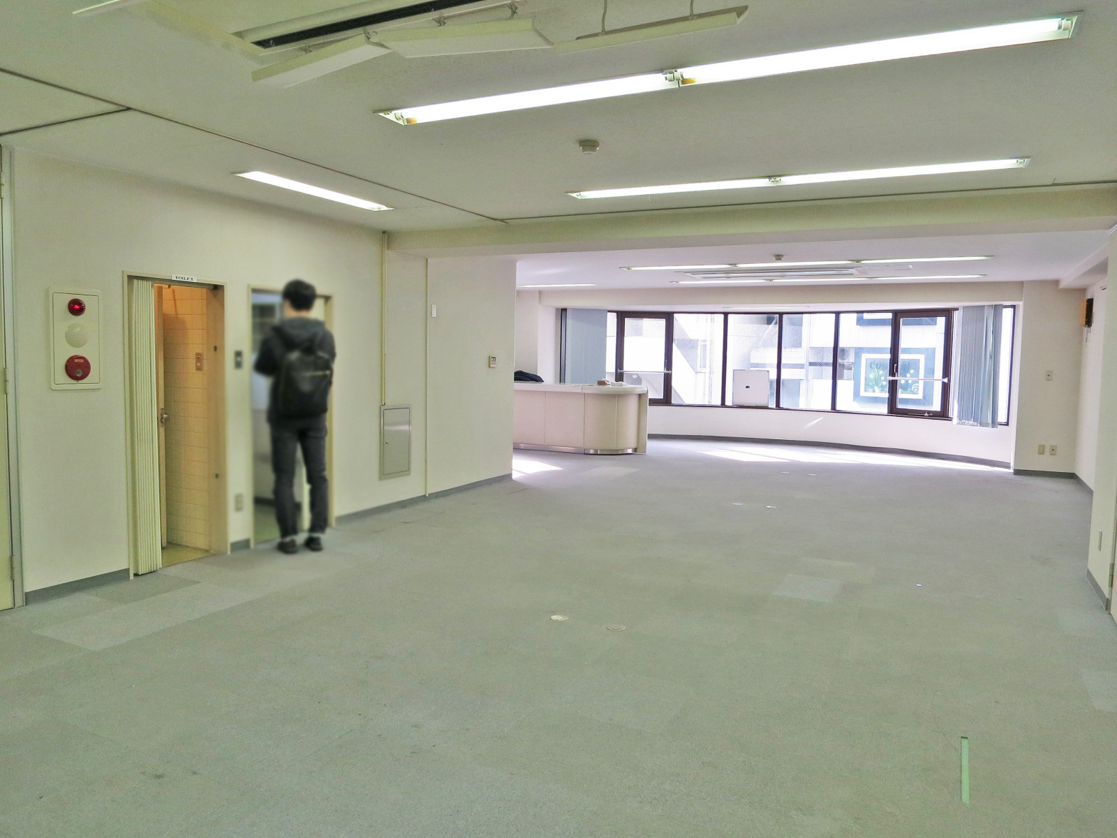 貸室奥側から見た室内