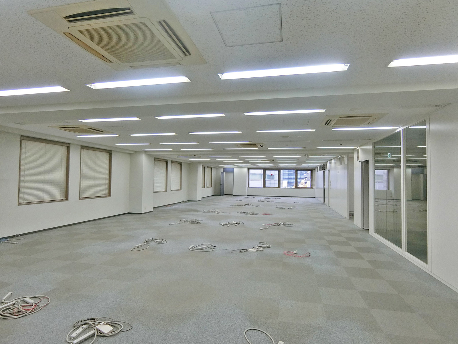 貸室奥側から見た室内