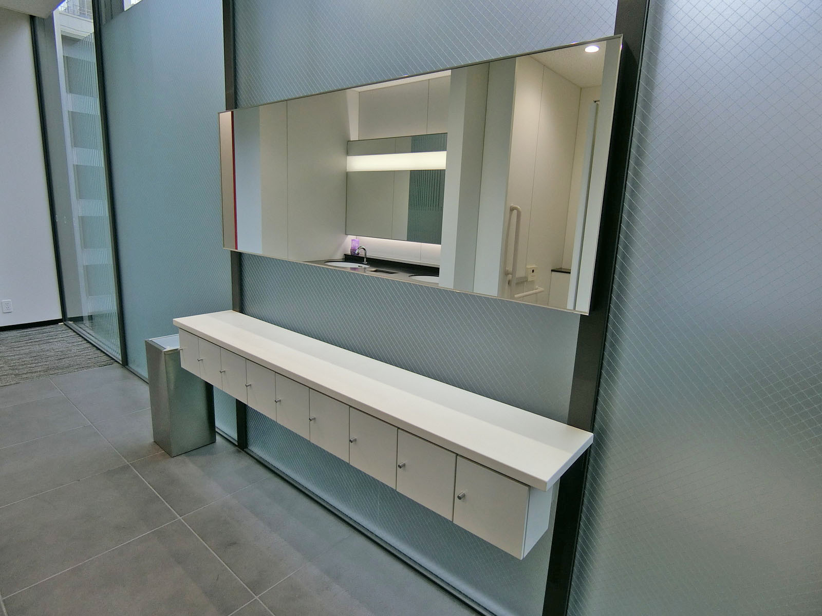 女性用トイレ専用小物入れ