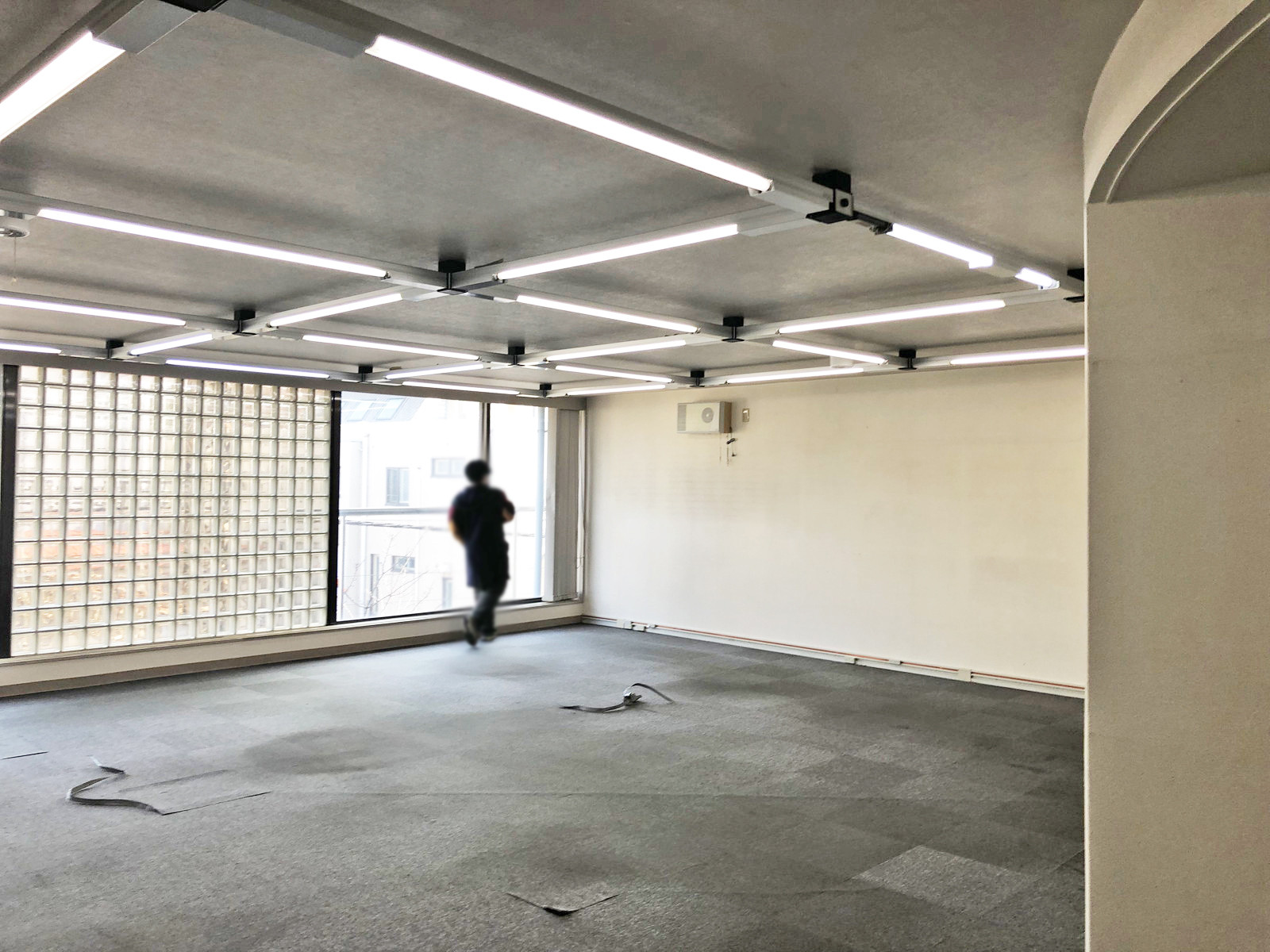 貸室奥側から見た室内