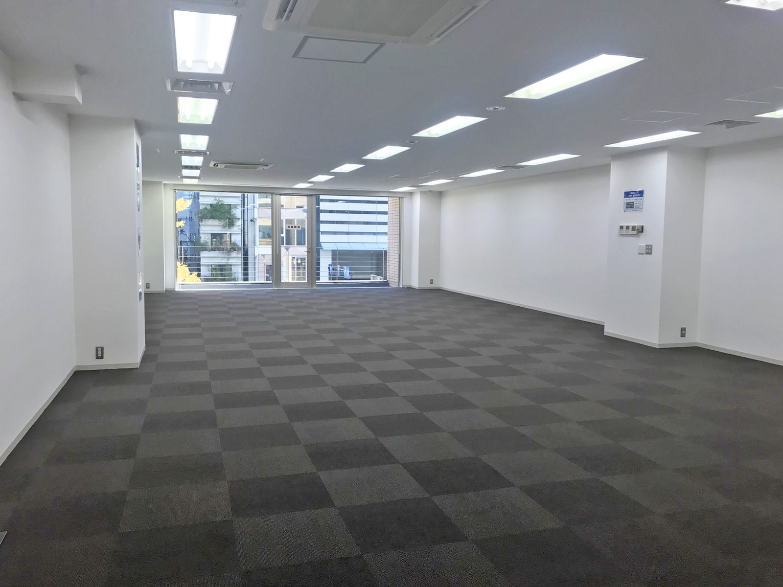 貸室奥側から見た室内