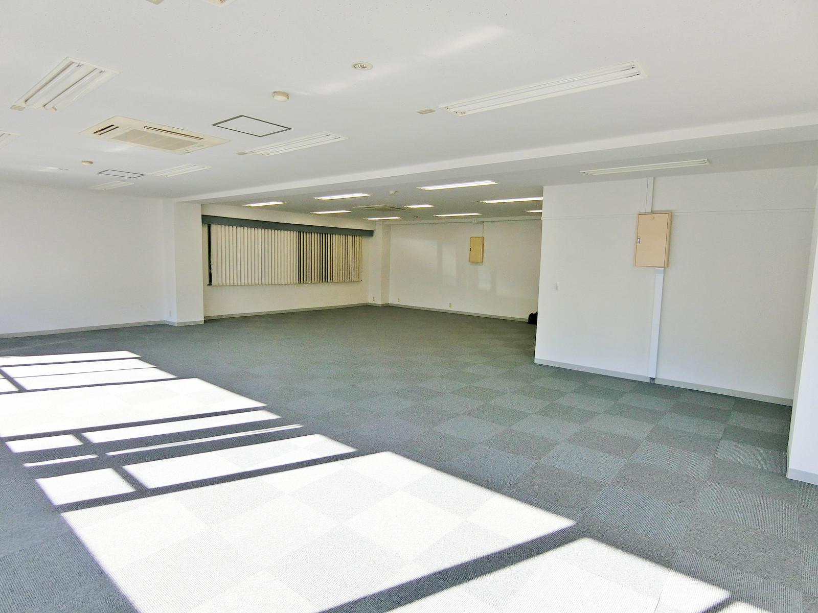 貸室奥側から見た室内