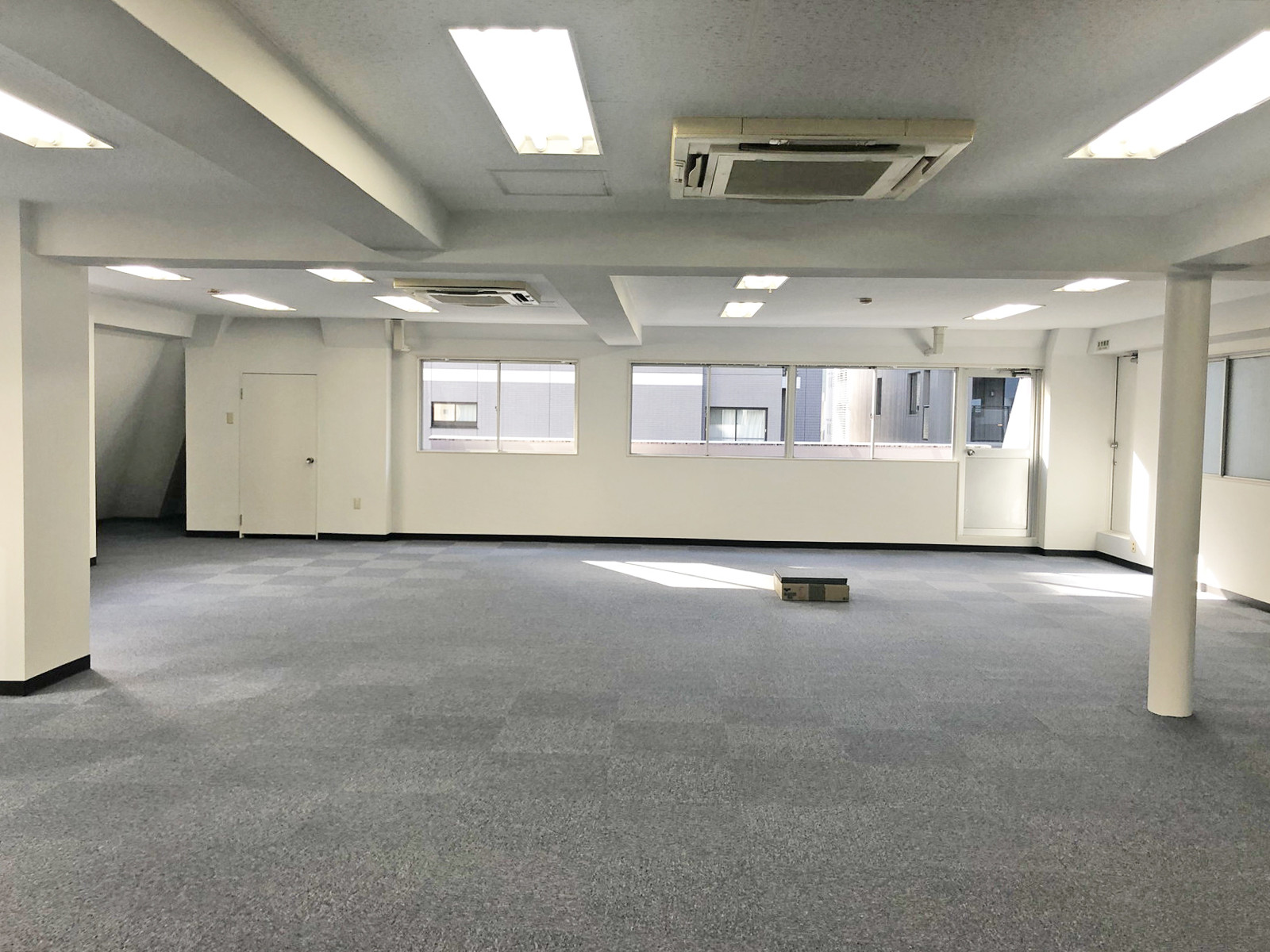 貸室奥側から見た室内