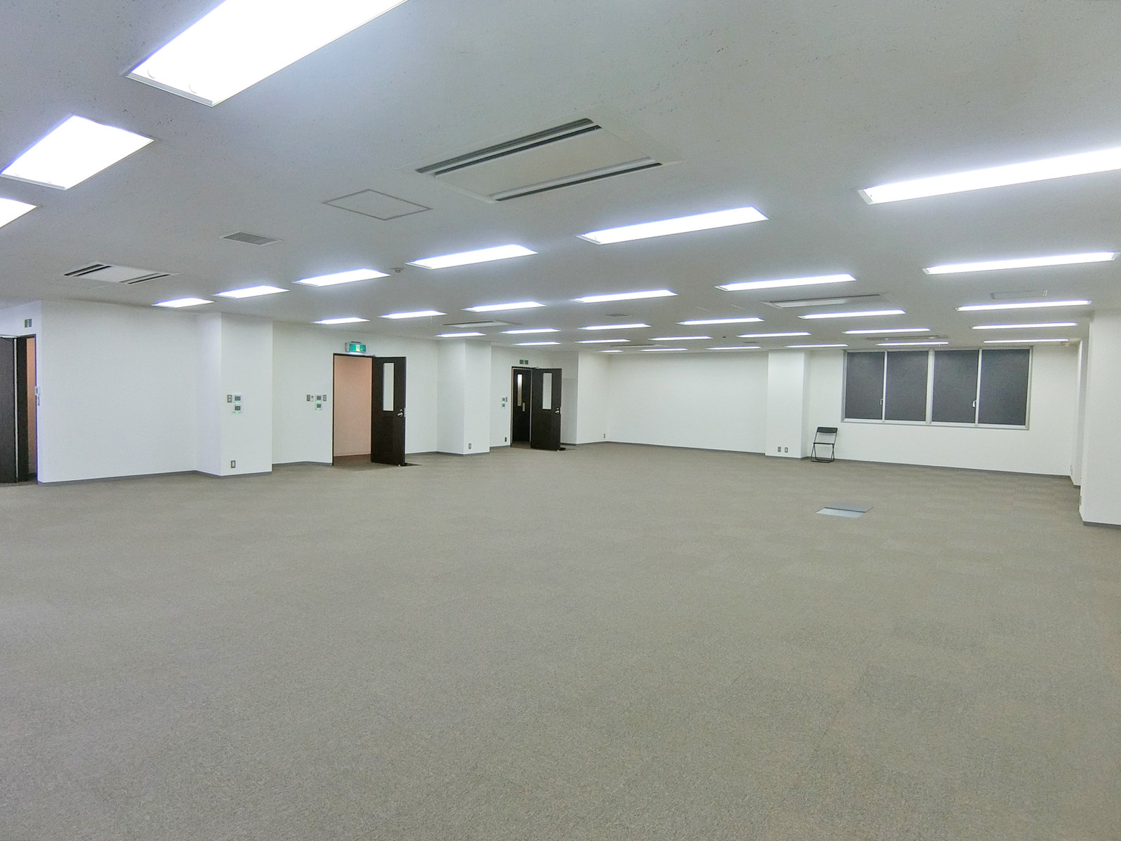 貸室奥側から見た室内