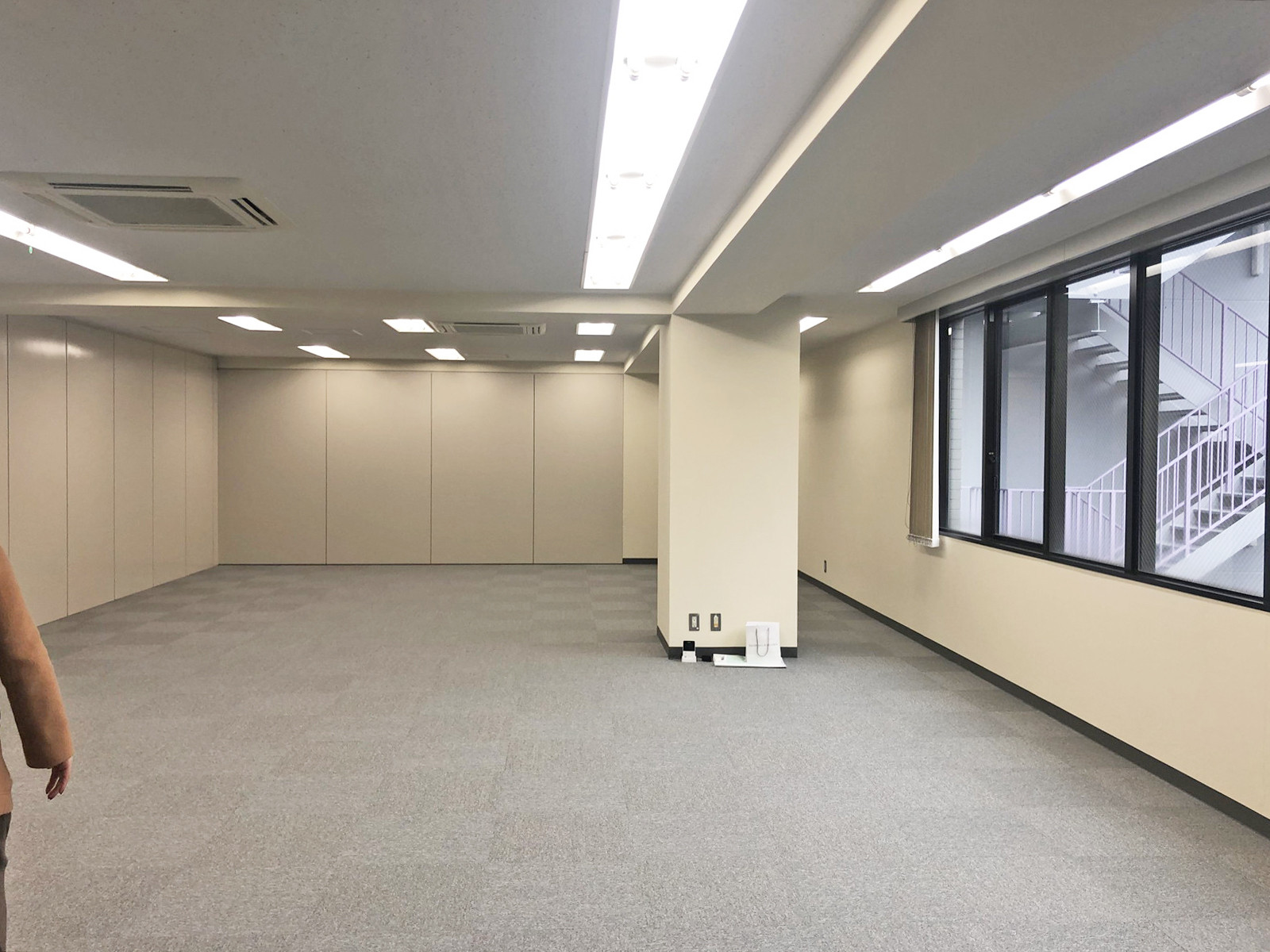 貸室奥側から見た室内