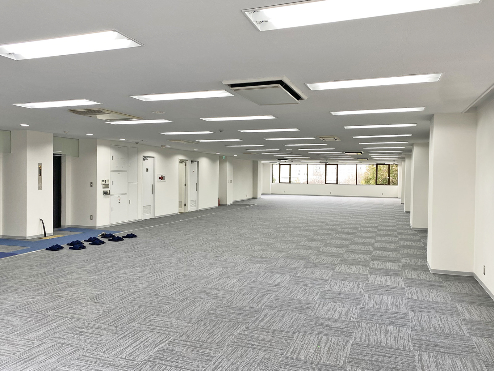 貸室奥側から見た室内